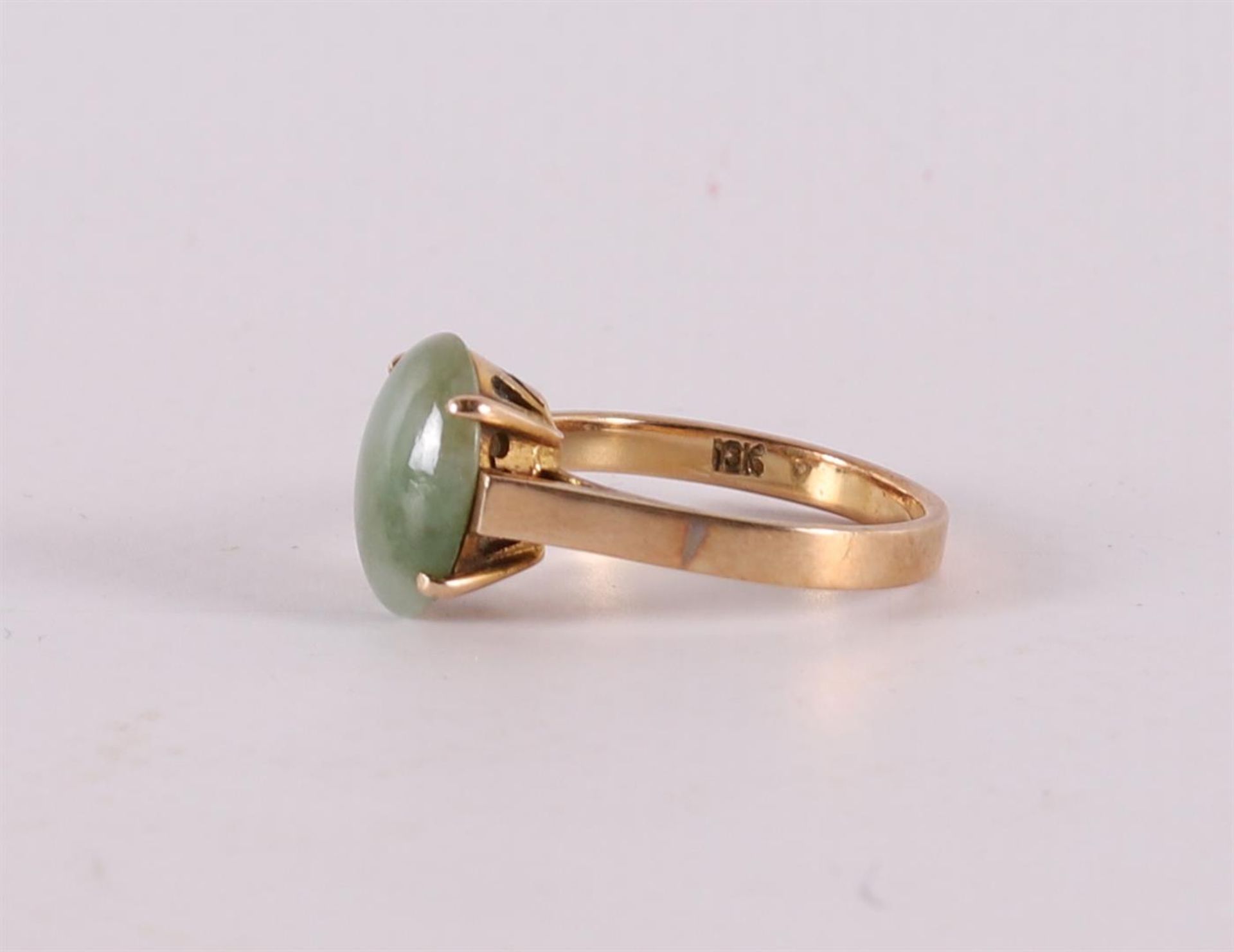 An 18 kt 750/1000 gold ring, set with green jade, gross weight 3.6 grams, ring size 17, Ø 17 mm. - Bild 2 aus 2
