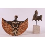 A brown glazed ceramic bird with spread wings, modern/contemporary 20th century, h 17.5 cm.