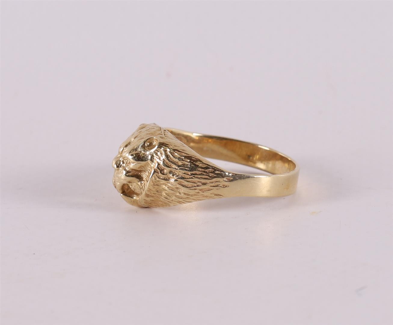 A 14 kt 585/1000 lion's head ring, 4.7 grams, ring size 24, Ø 20.5 mm. - Image 2 of 2