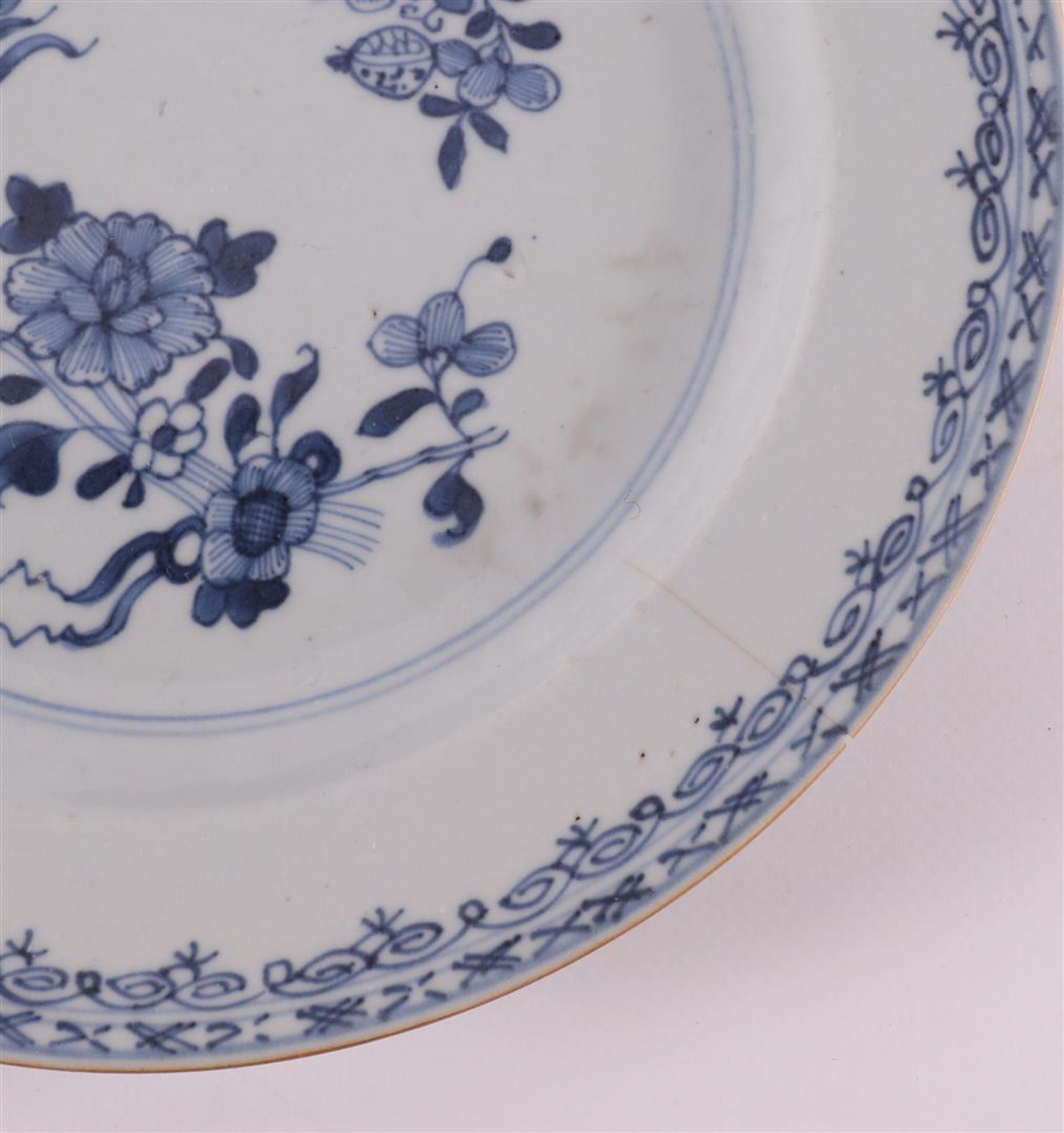 A Chinese blue and white porcelain plate, Qianlong, 18th C. Blue underglaze decoration of, among - Bild 11 aus 13