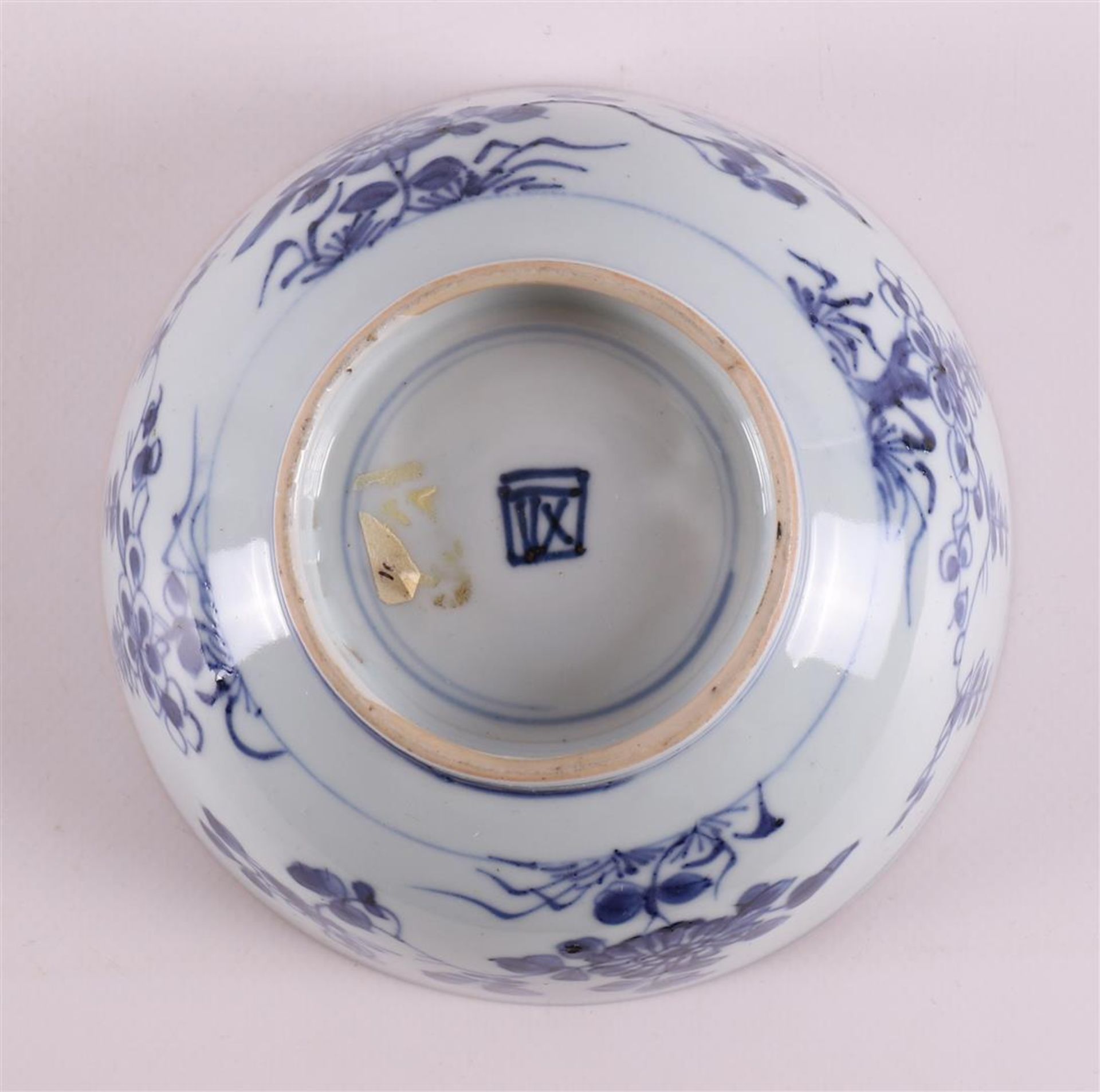 A blue/white porcelain bowl on a stand ring, China, Kangxi, around 1700. Blue underglaze floral - Bild 7 aus 7