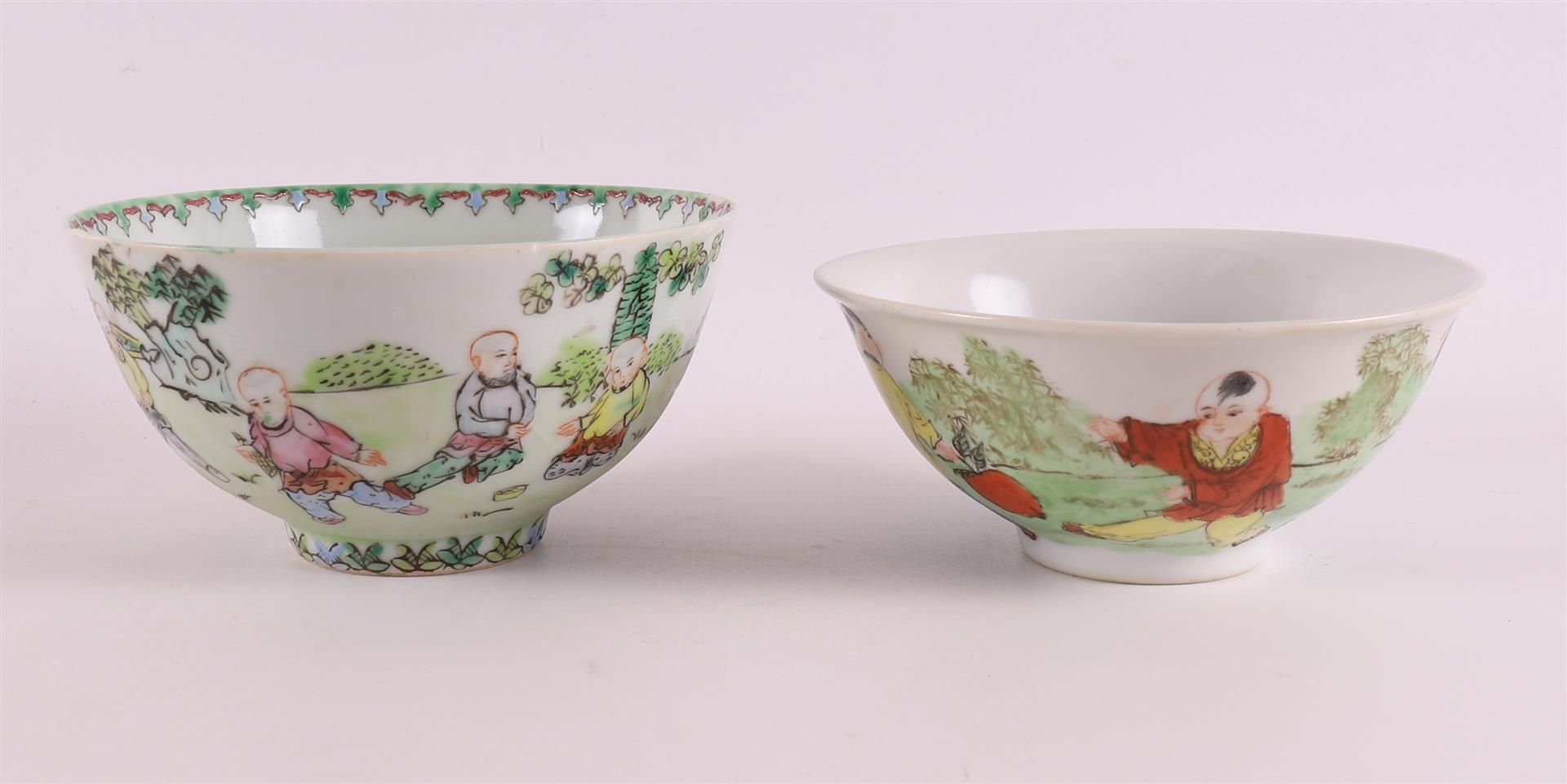 Two porcelain bowls on stand ring, China, 20th century. Polychrome decoration of children playing in - Bild 2 aus 7