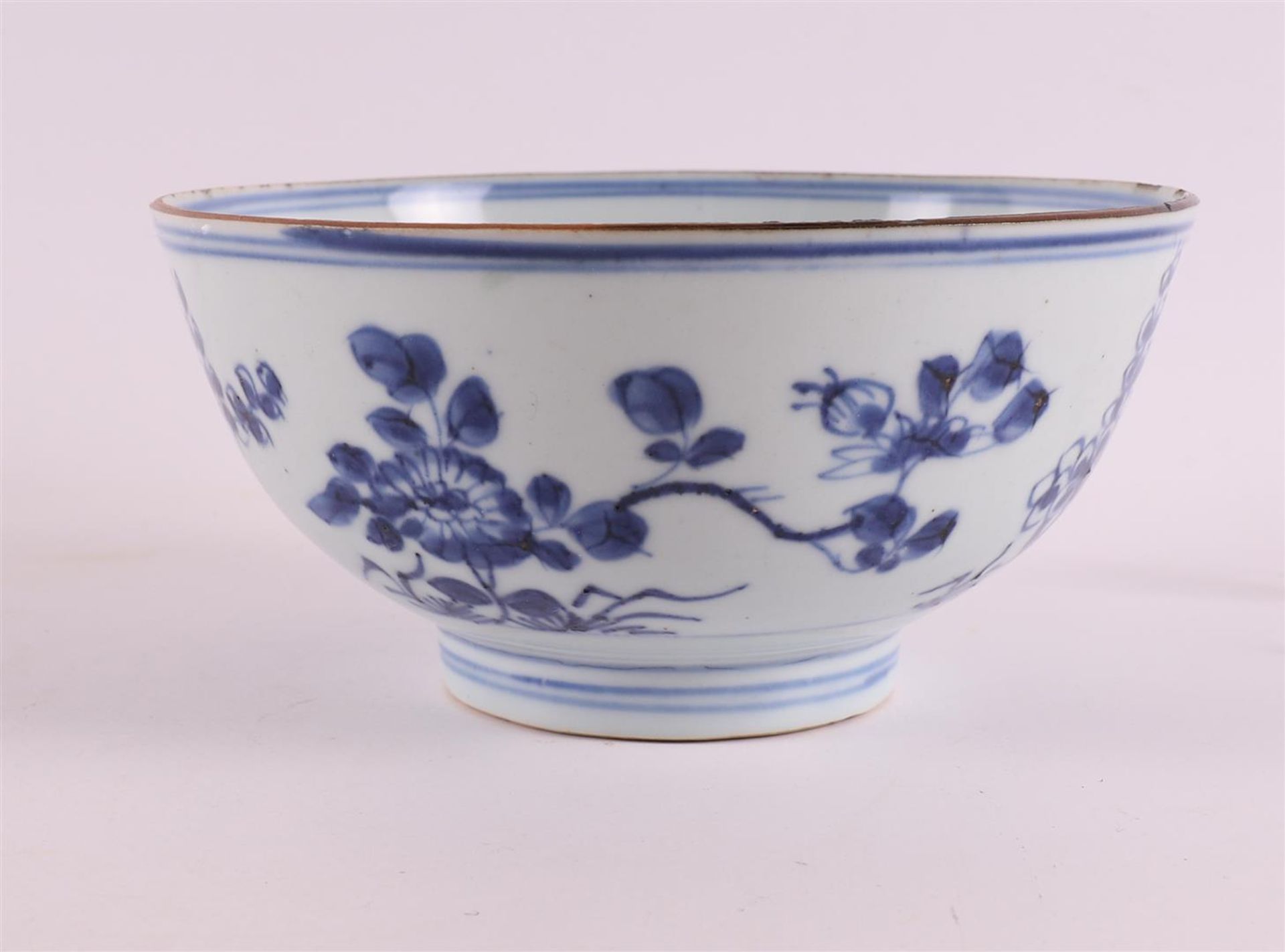 A blue/white porcelain bowl on a stand ring, China, Kangxi, around 1700. Blue underglaze floral - Bild 2 aus 7