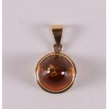 A 14 kt 585/1000 gold pendant, set with cabochon cut amber, gross weight 3.72 grams.