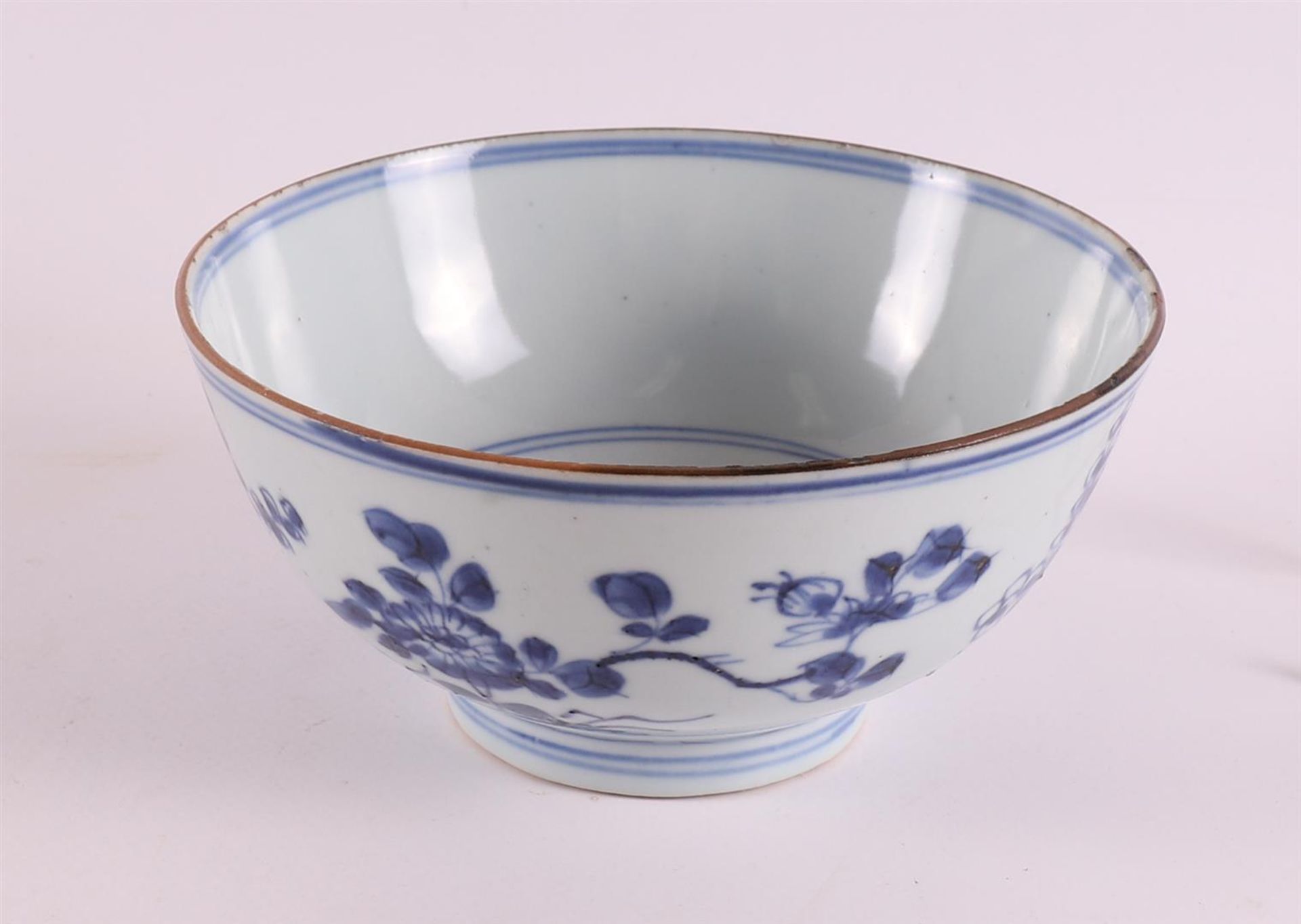 A blue/white porcelain bowl on a stand ring, China, Kangxi, around 1700. Blue underglaze floral