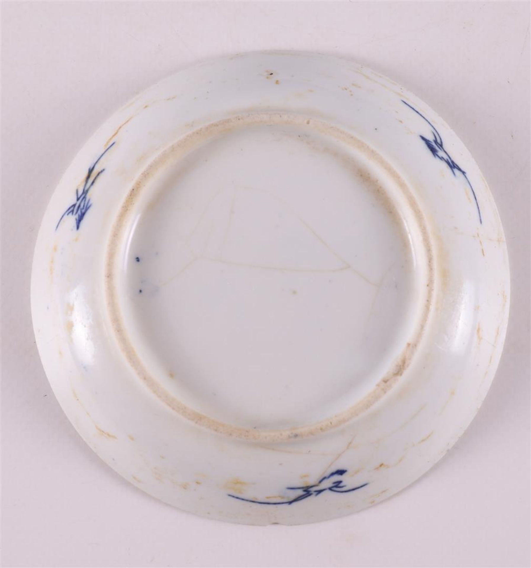 A Chinese blue and white porcelain plate, Qianlong, 18th C. Blue underglaze decoration of, among - Bild 3 aus 13