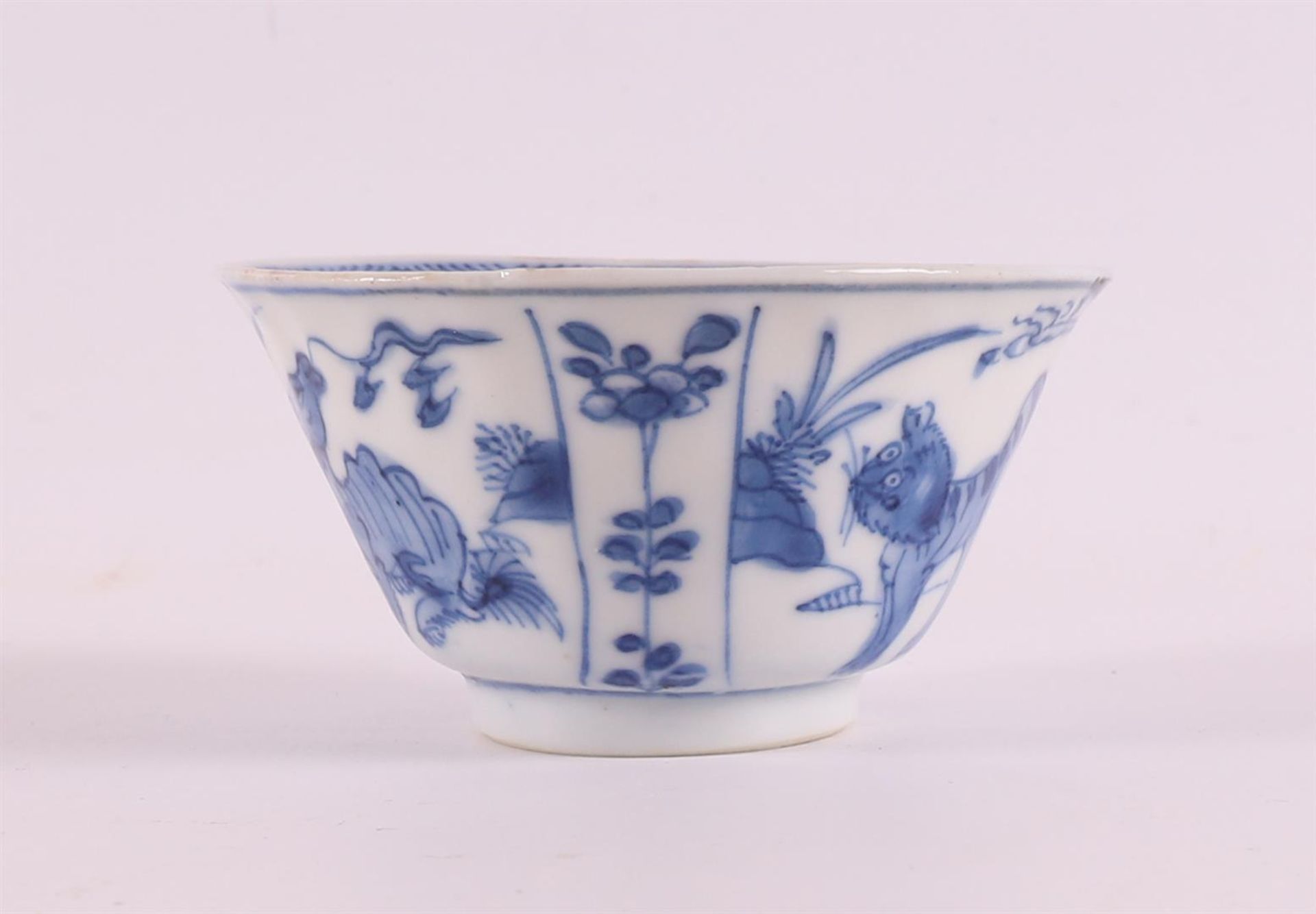 A blue/white porcelain bowl, China, Kangxi, around 1700. Blue underglaze decoration of animals in - Bild 4 aus 9