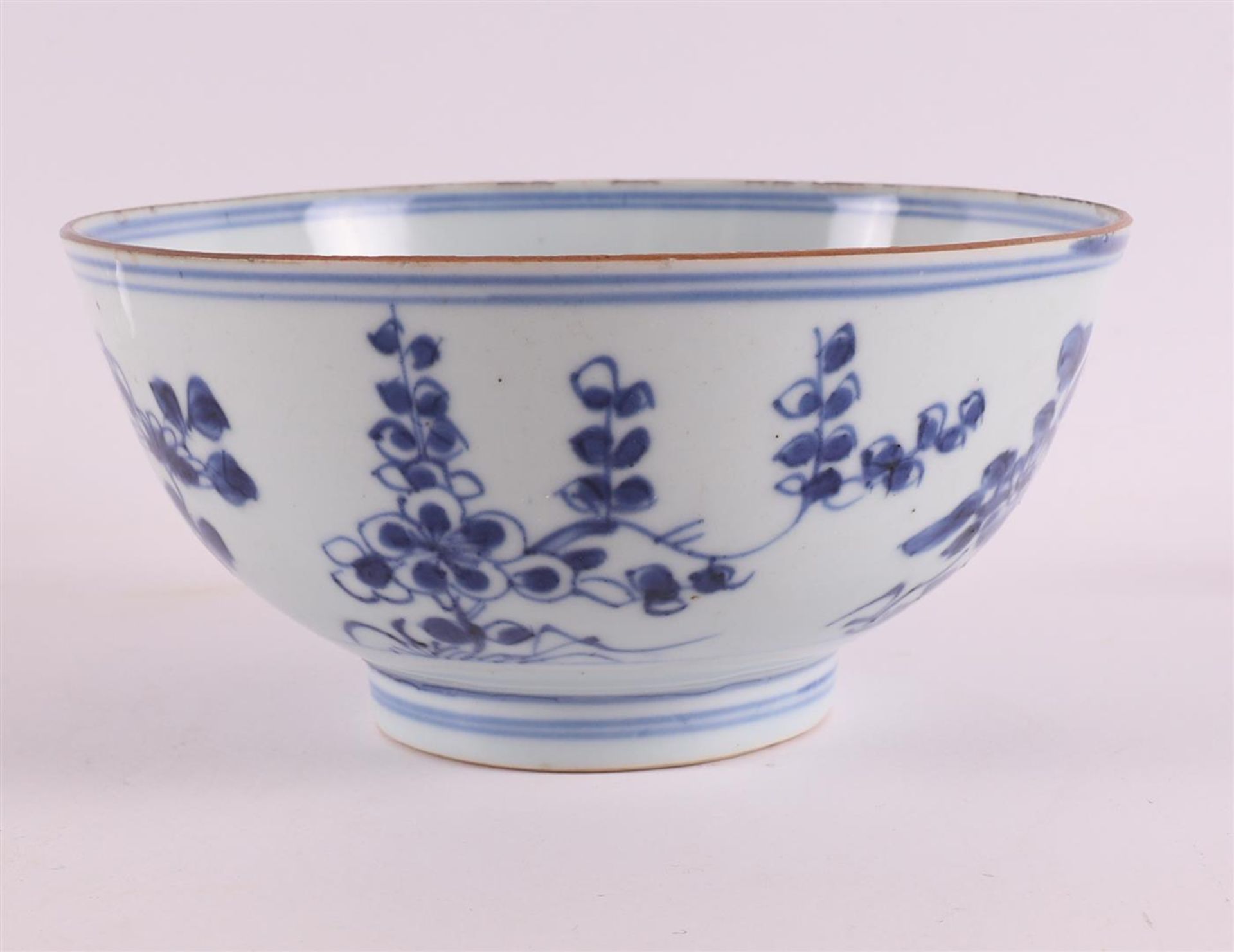 A blue/white porcelain bowl on a stand ring, China, Kangxi, around 1700. Blue underglaze floral - Bild 5 aus 7