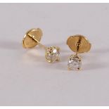 A pair of 18 kt 750/1000 gold ear studs with 2 brilliant cut diamonds of 0.23 ct each.