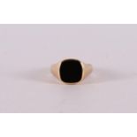 A 14 kt 585/1000 gold men's signet ring, set with onyx, gross weight 4.3 grams, ring size 21, Ø 21
