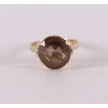 A 14 kt 585/1000 yellow gold ring, set with smoky quartz, gross weight 5.1 grams, ring size 17, Ø 18