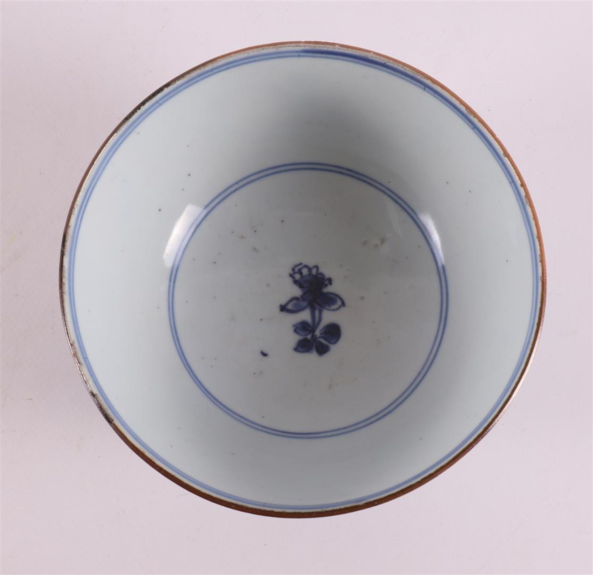 A blue/white porcelain bowl on a stand ring, China, Kangxi, around 1700. Blue underglaze floral - Bild 6 aus 7