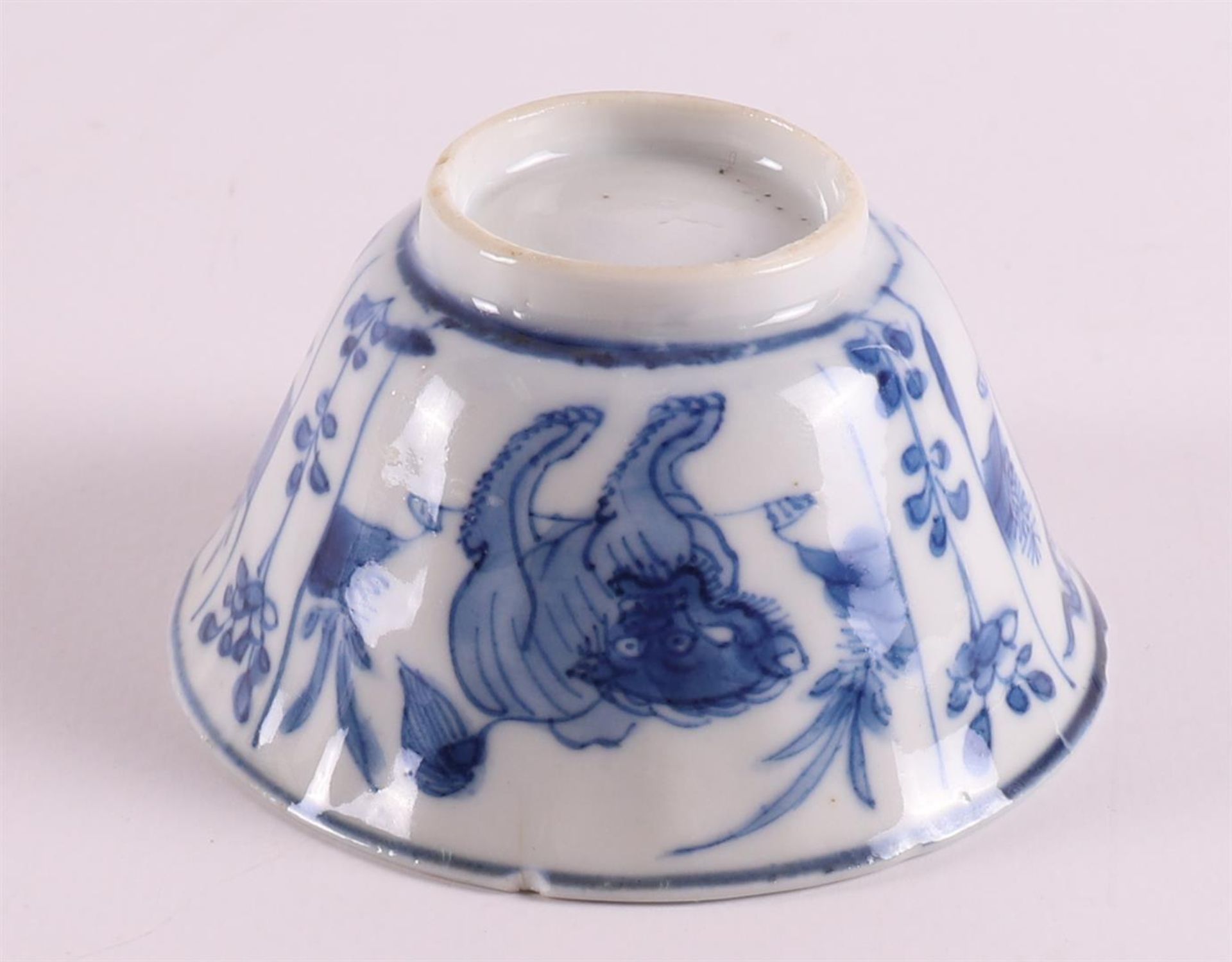 A blue/white porcelain bowl, China, Kangxi, around 1700. Blue underglaze decoration of animals in - Bild 8 aus 9