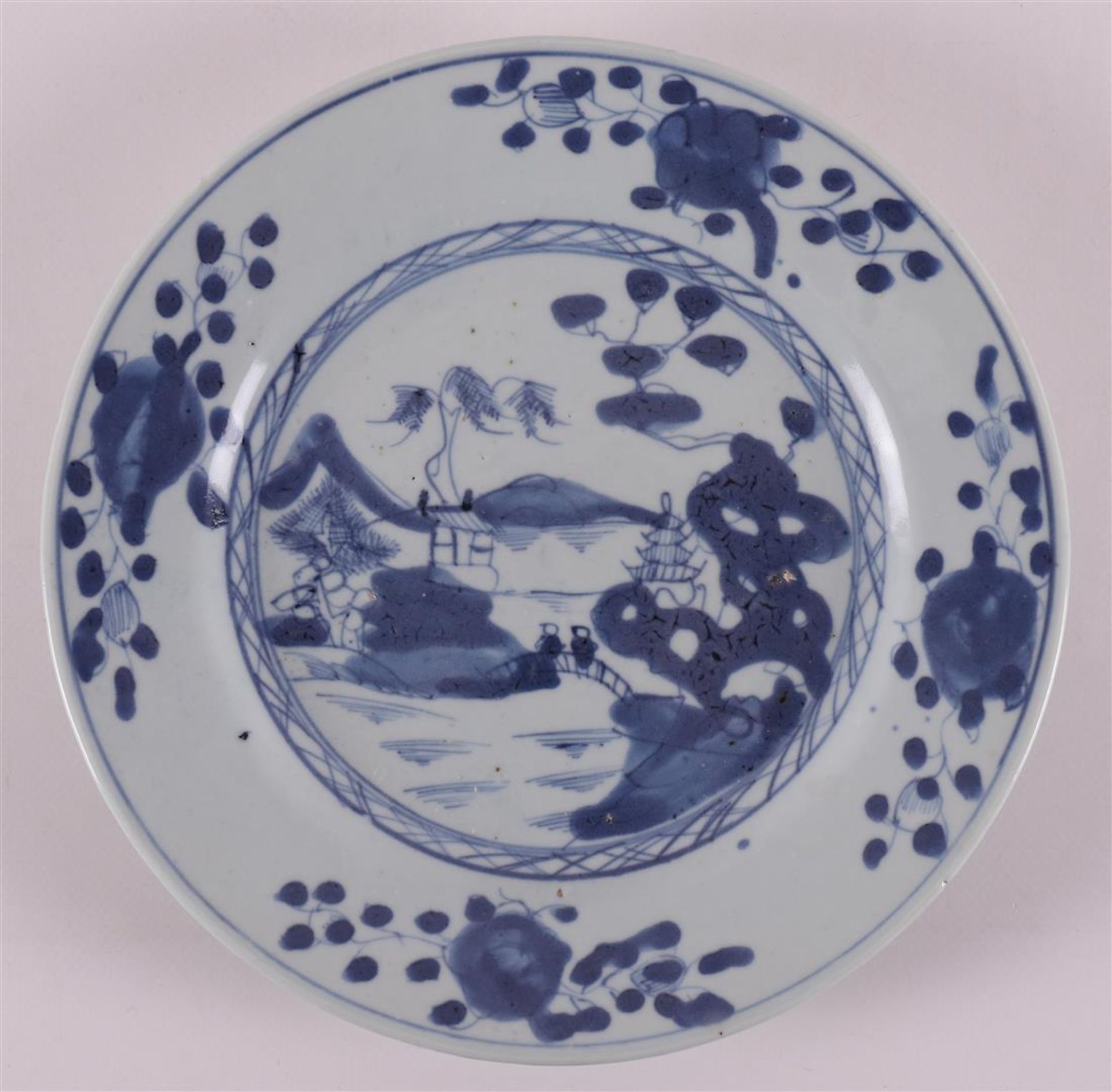 A pair of blue and white porcelain plates, China, Kangxi, circa 1700. Blue underglaze decor of a. - Bild 4 aus 5