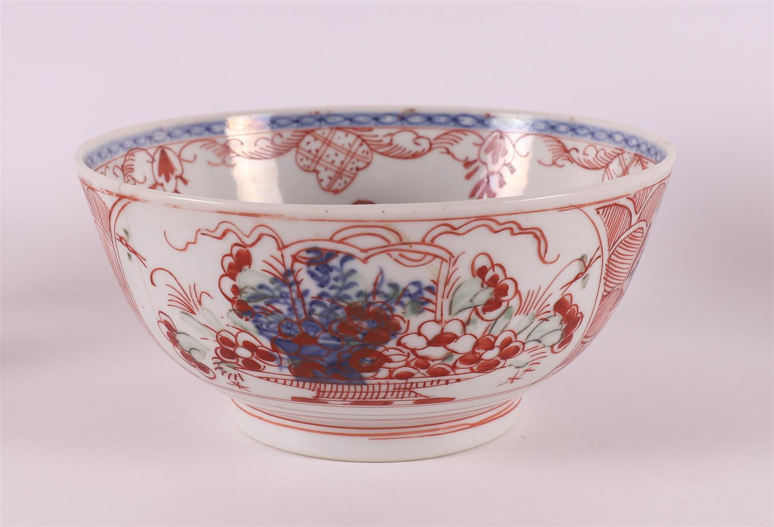An Amsterdam colorful porcelain bowl, China, Qianglong, 18th century. Polychrome decoration of - Image 4 of 20