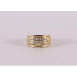 244 An 18 carat 750/1000 bicolor gold ring, set with many brilliants, gross weight 6.9 grams, ring