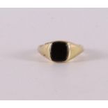 A 14 kt 585/1000 yellow gold child or pinky signet ring, set with onyx, gross weight 3.4 grams, ring