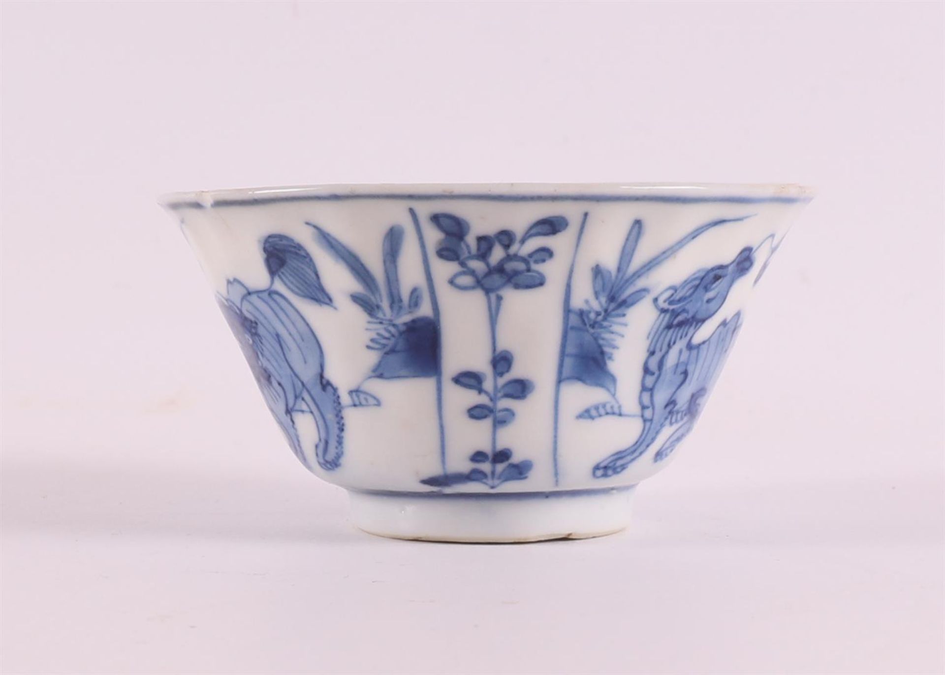 A blue/white porcelain bowl, China, Kangxi, around 1700. Blue underglaze decoration of animals in - Bild 6 aus 9