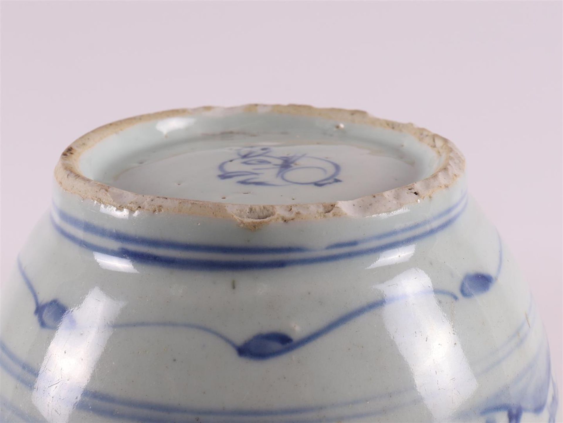 A blue and white porcelain lidded jar with wooden lid, China, Transition/Kangxi, 17th century. - Bild 7 aus 9