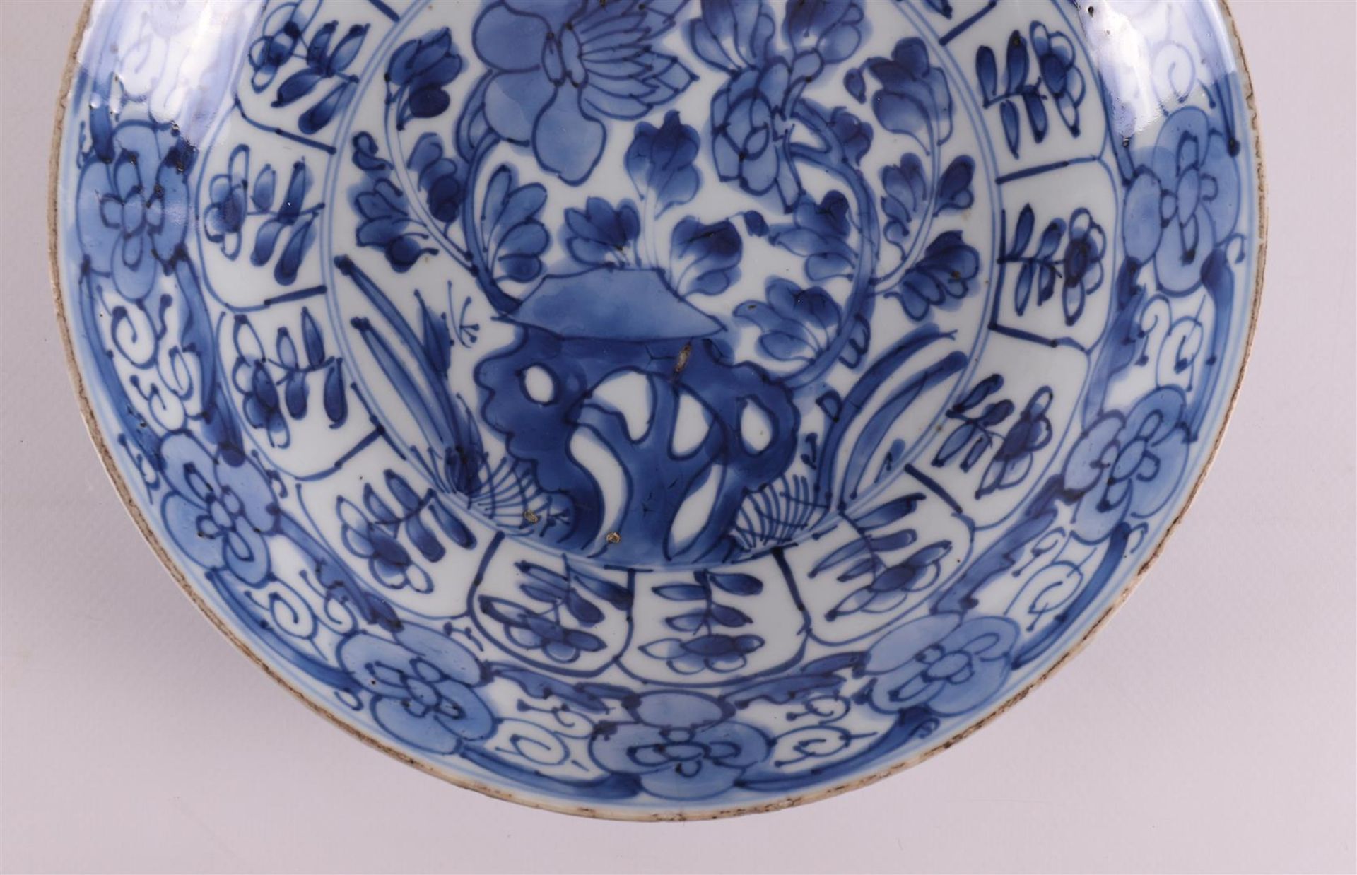 A blue and white porcelain deep dish, China, Kangxi, around 1700. Blue underglaze decoration of - Bild 3 aus 7