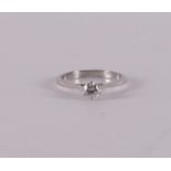 An 18 kt 750/1000 gold solitaire ring with a brilliant of 0.35 ct. Ring size 16.75 mm.