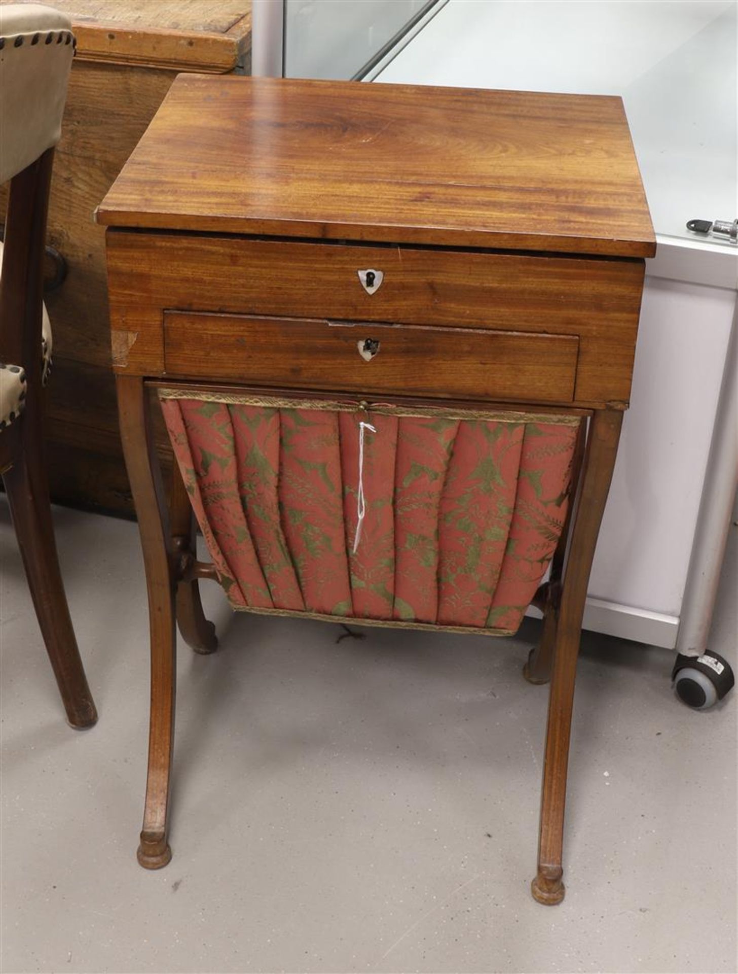 A mahogany glued Biedermeier sewing table, 19th century, h 71 x w 43 x d 35 cm.