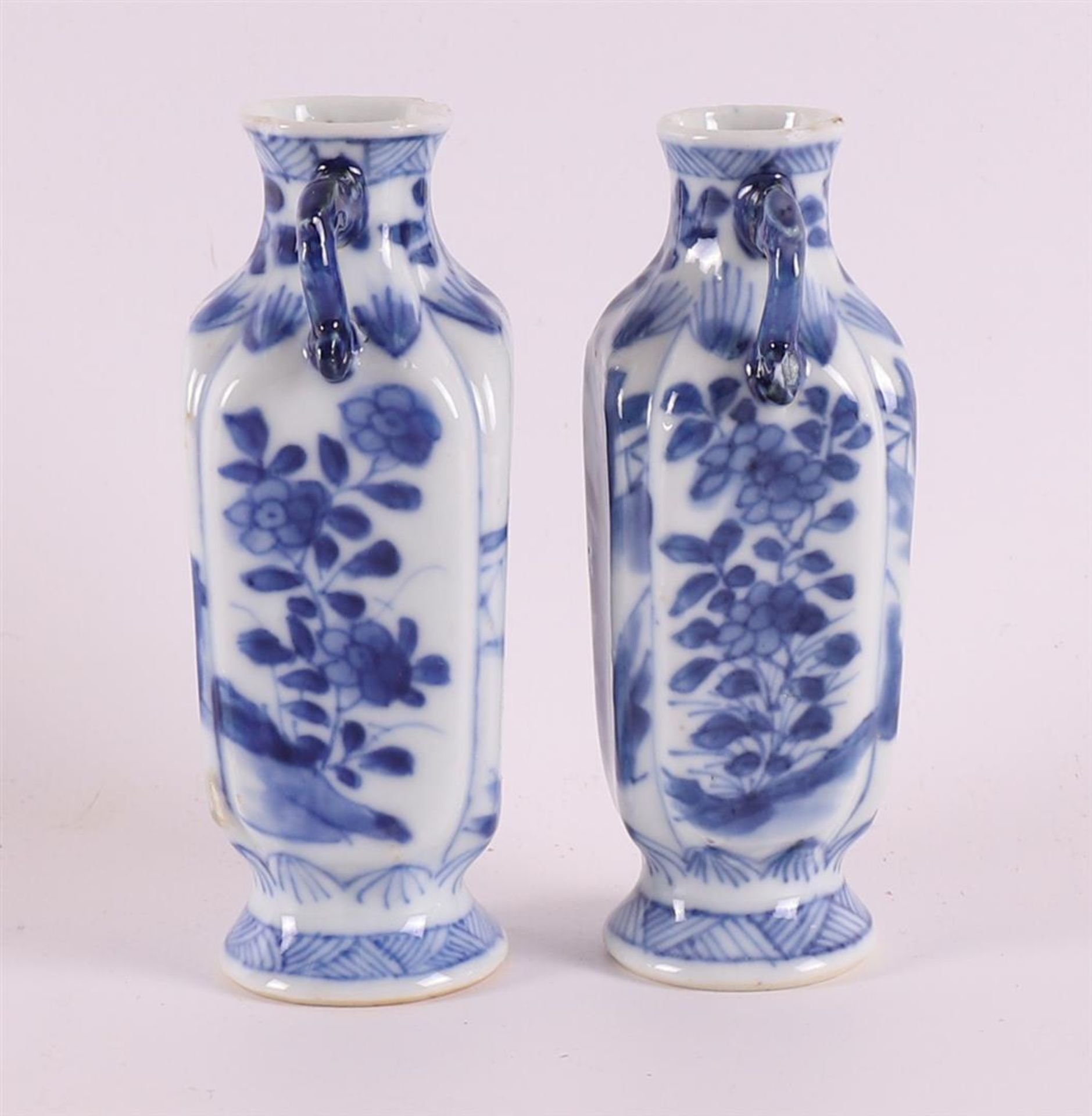A pair of blue and white porcelain vases with ears, China, Kangxi, around 1700. Blue underglaze - Bild 4 aus 9