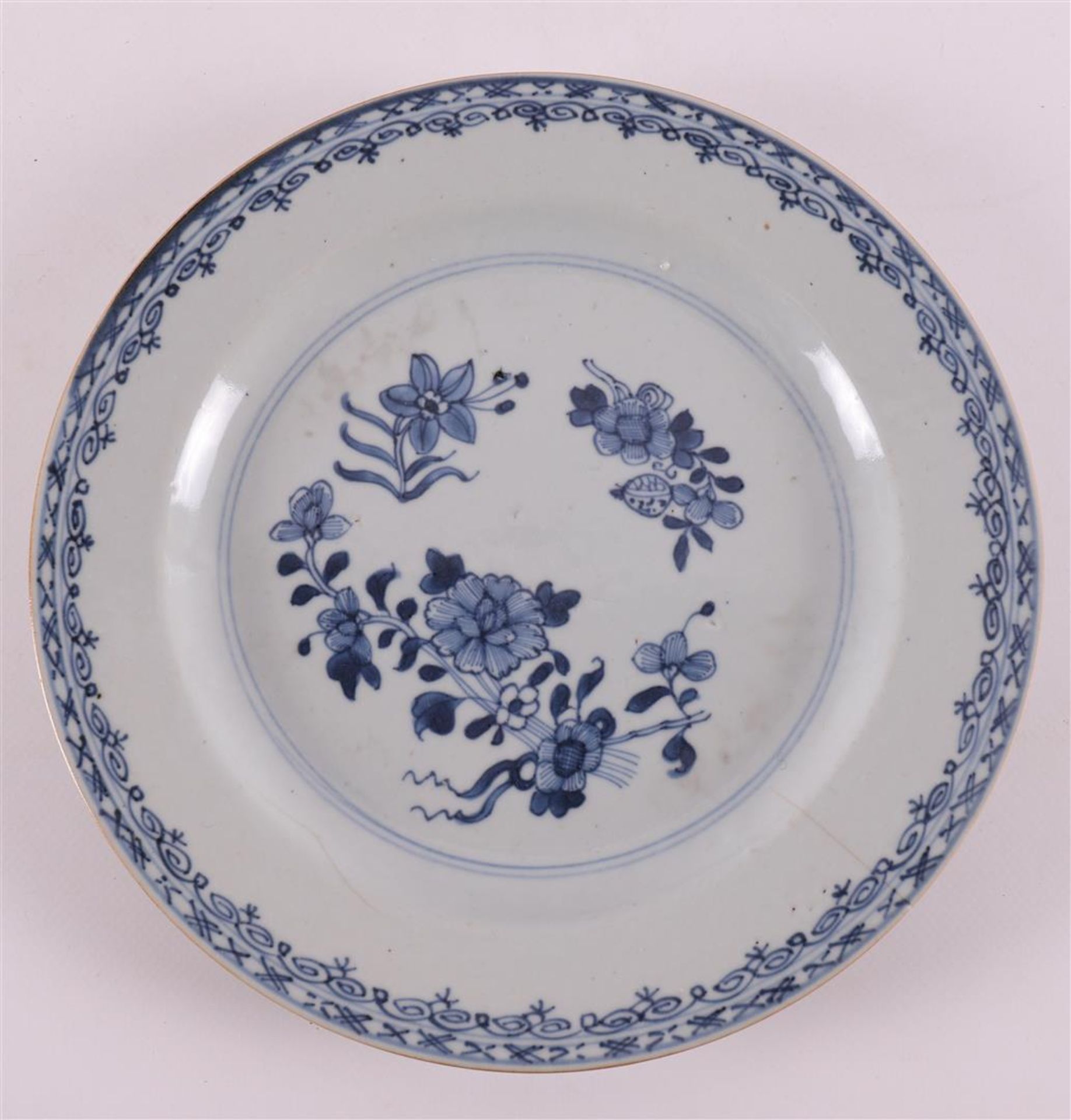 A Chinese blue and white porcelain plate, Qianlong, 18th C. Blue underglaze decoration of, among - Bild 9 aus 13