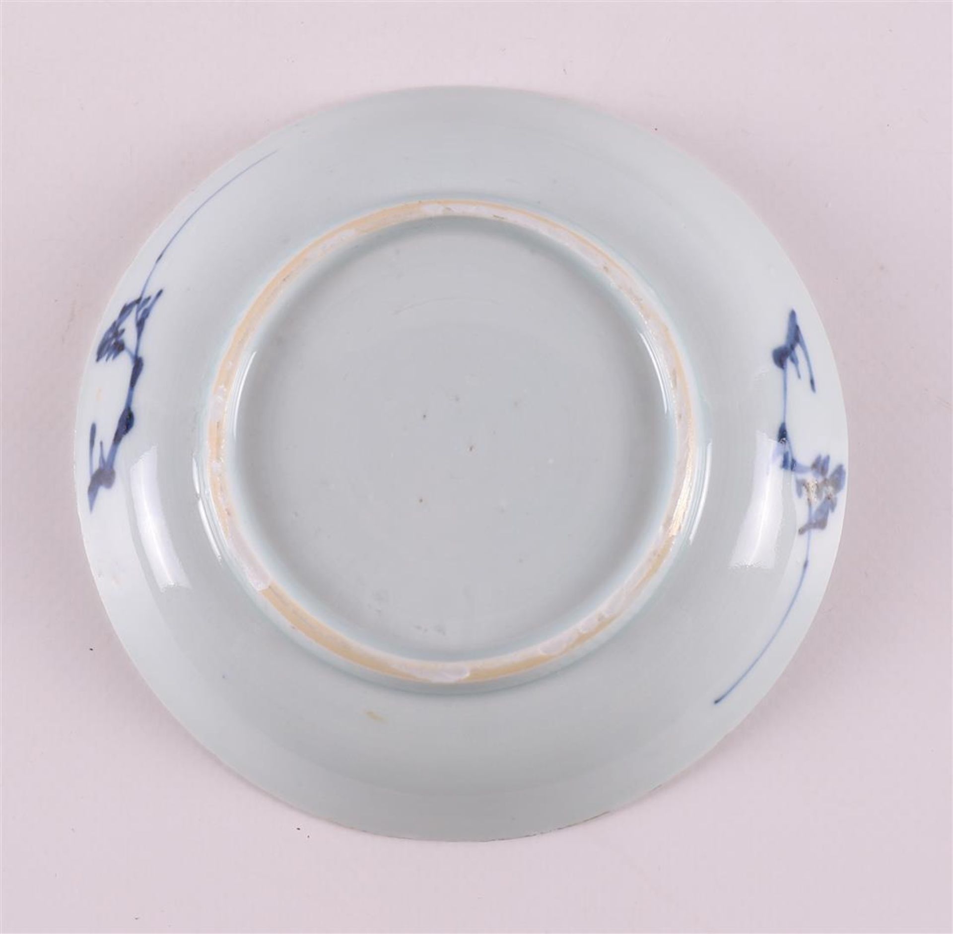 A Chinese blue and white porcelain plate, Qianlong, 18th C. Blue underglaze decoration of, among - Bild 7 aus 13