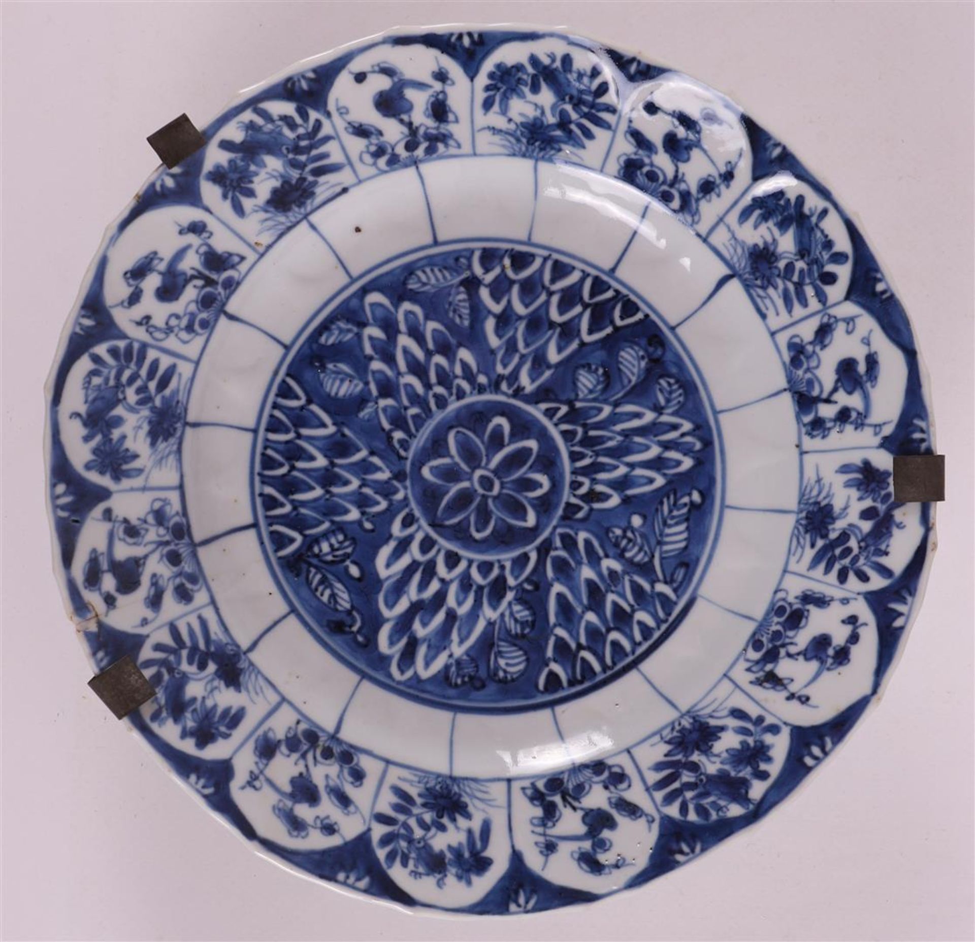 A blue and white contoured porcelain plate, China, Kangxi, around 1700. Blue underglaze lotus - Bild 5 aus 8