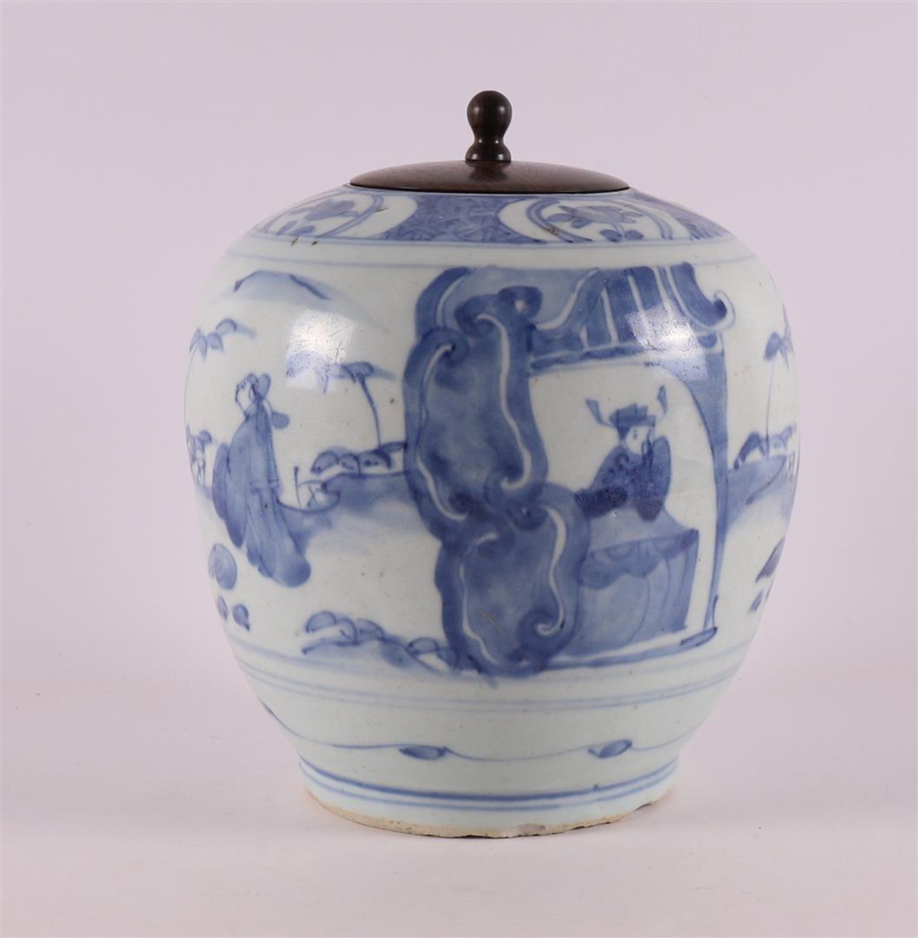A blue and white porcelain lidded jar with wooden lid, China, Transition/Kangxi, 17th century. - Bild 3 aus 9