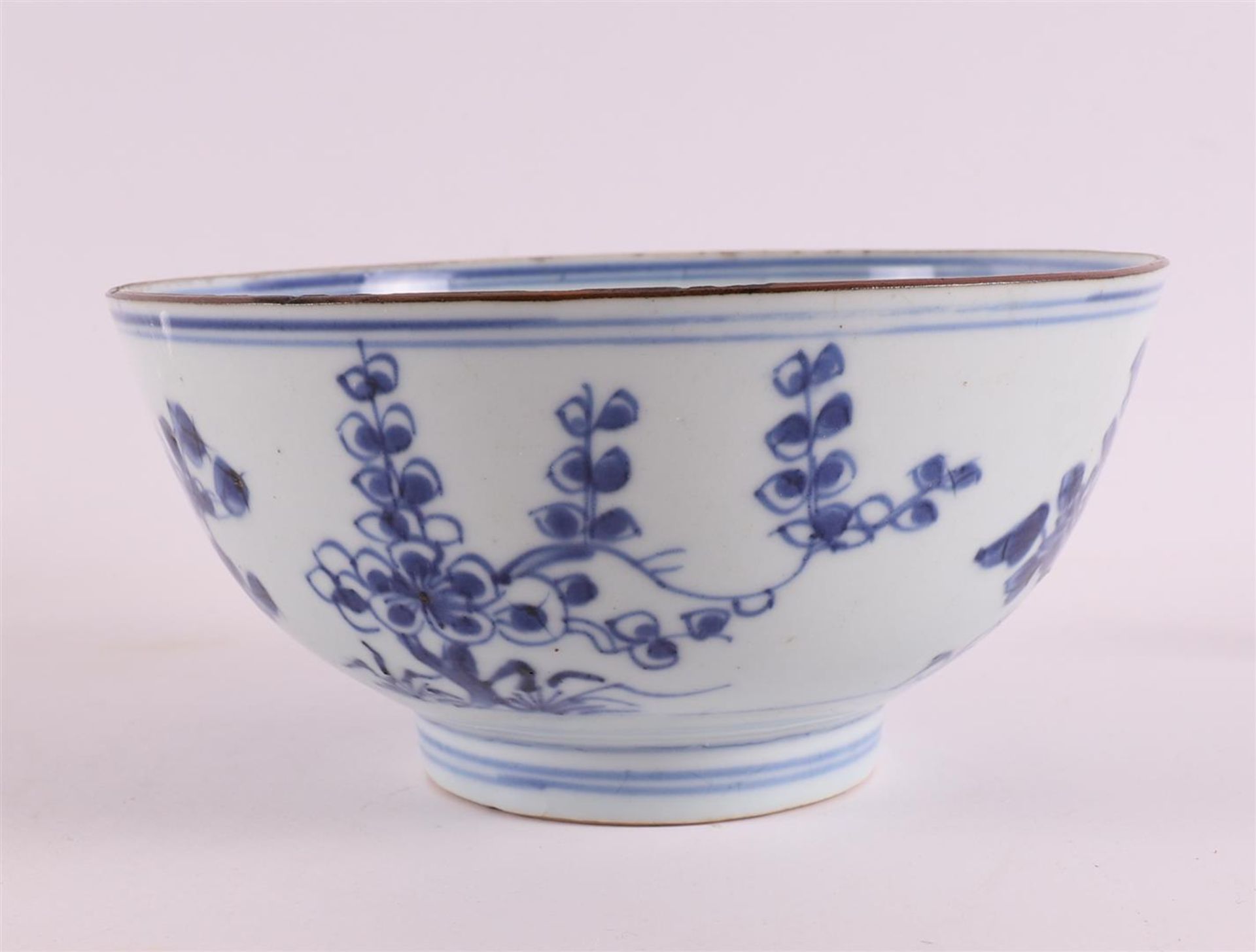 A blue/white porcelain bowl on a stand ring, China, Kangxi, around 1700. Blue underglaze floral - Bild 3 aus 7