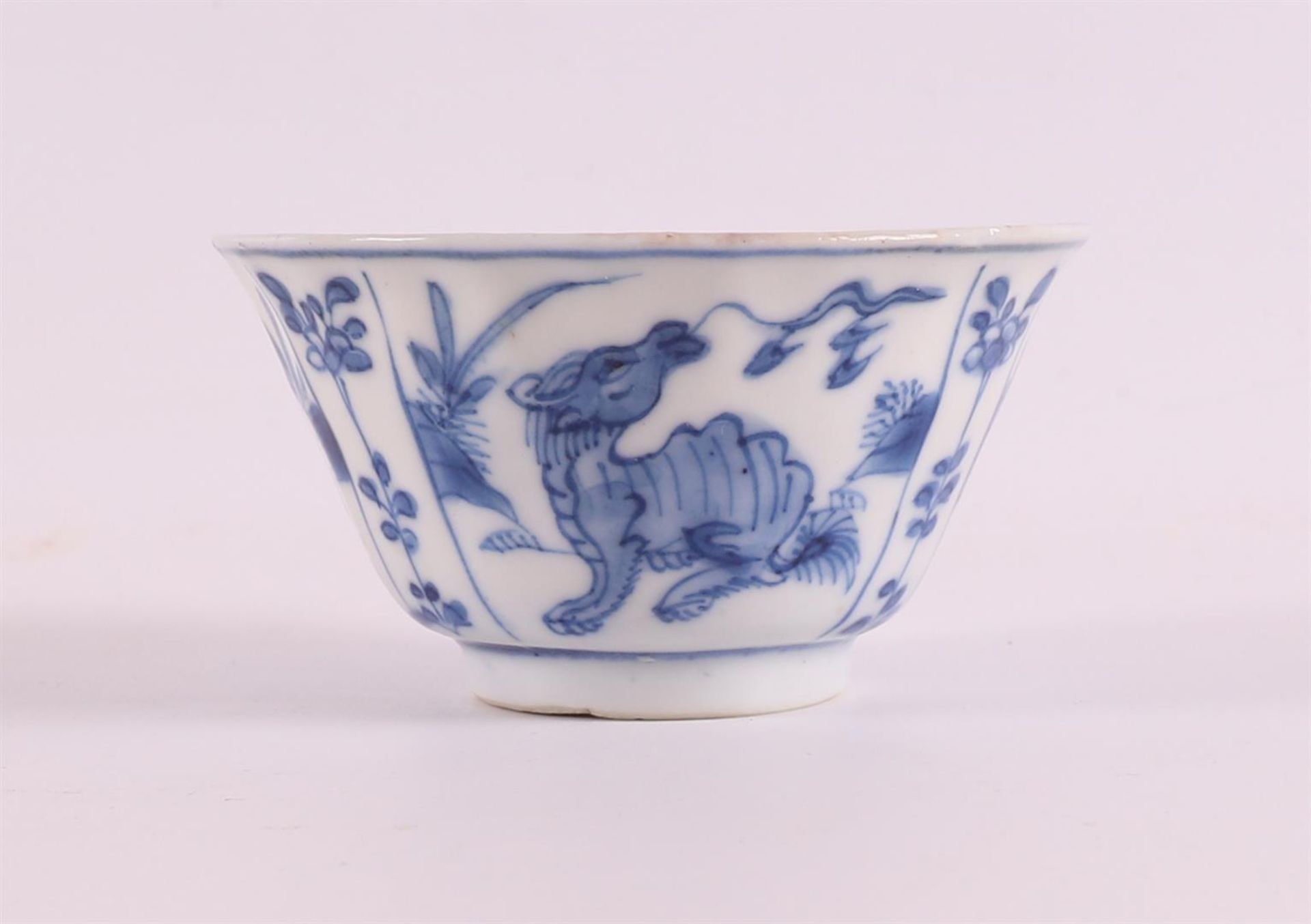 A blue/white porcelain bowl, China, Kangxi, around 1700. Blue underglaze decoration of animals in - Bild 3 aus 9