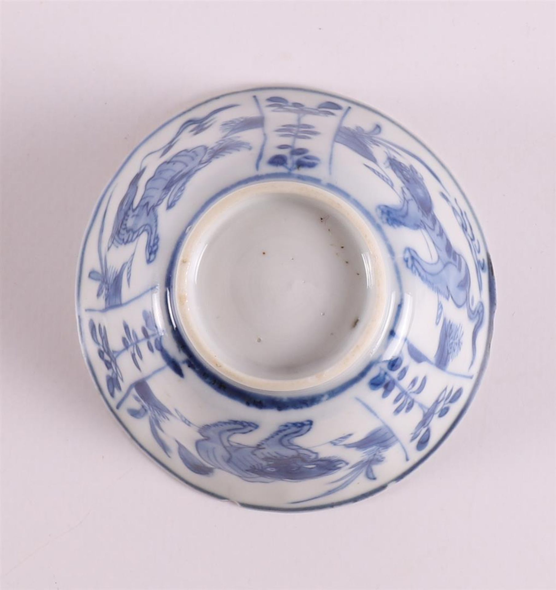 A blue/white porcelain bowl, China, Kangxi, around 1700. Blue underglaze decoration of animals in - Bild 9 aus 9