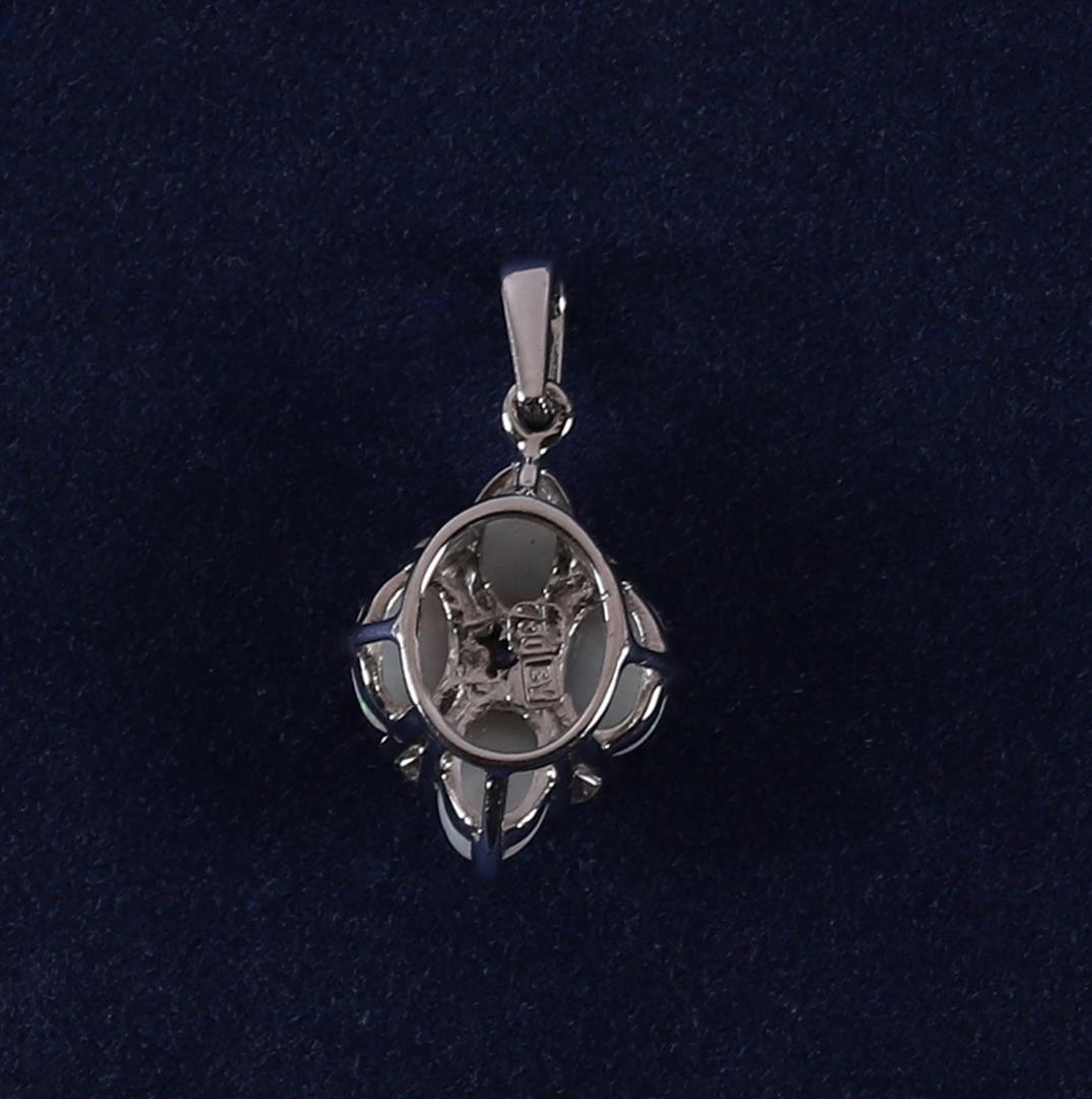 An 18 kt 750/1000 gold pendant with 5 brilliants of 0.24 ct in total and 4 cabochon cut milk opals. - Image 2 of 2