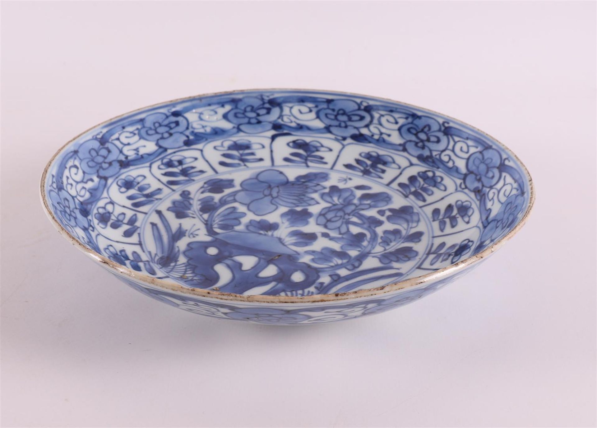 A blue and white porcelain deep dish, China, Kangxi, around 1700. Blue underglaze decoration of - Bild 4 aus 7