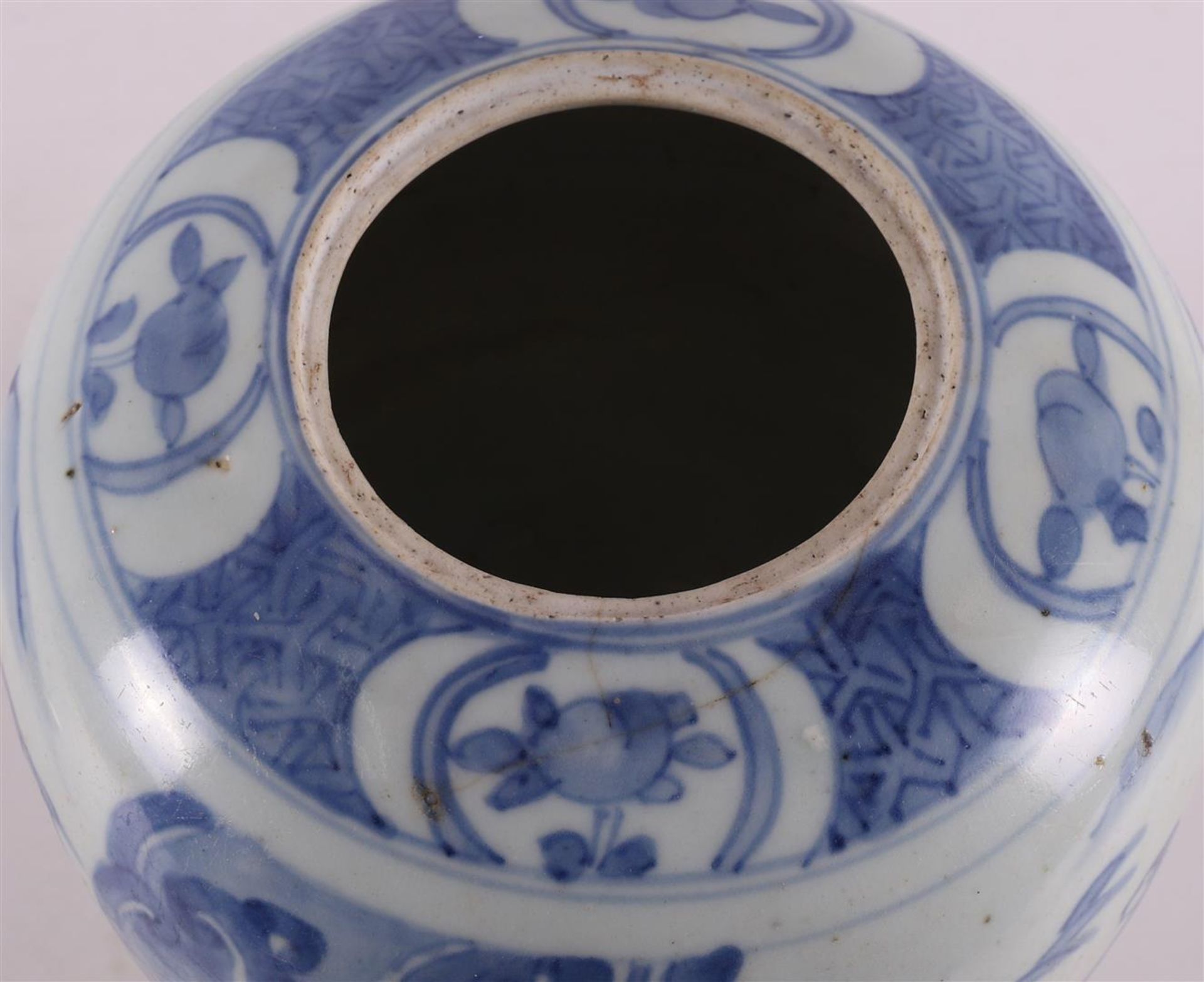 A blue and white porcelain lidded jar with wooden lid, China, Transition/Kangxi, 17th century. - Bild 5 aus 9