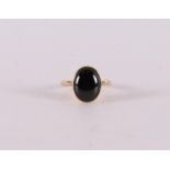 A 14 kt 585/1000 yellow gold ring, set with cabochon cut onyx, gross weight 2.7 grams, ring size 17,