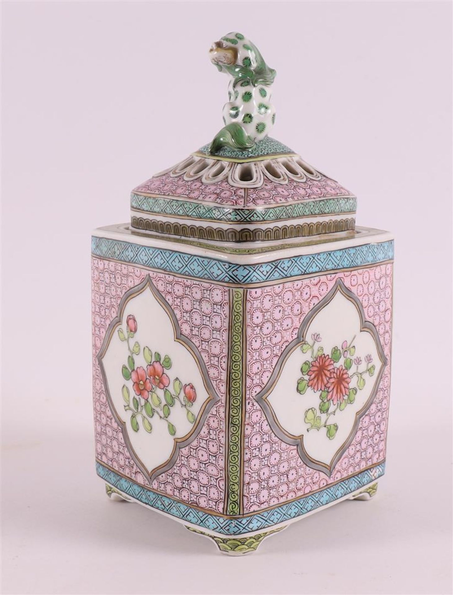 A diamond-shaped porcelain famille rose incense jar with lid, France, Samson, 19th century. Laced - Bild 3 aus 8