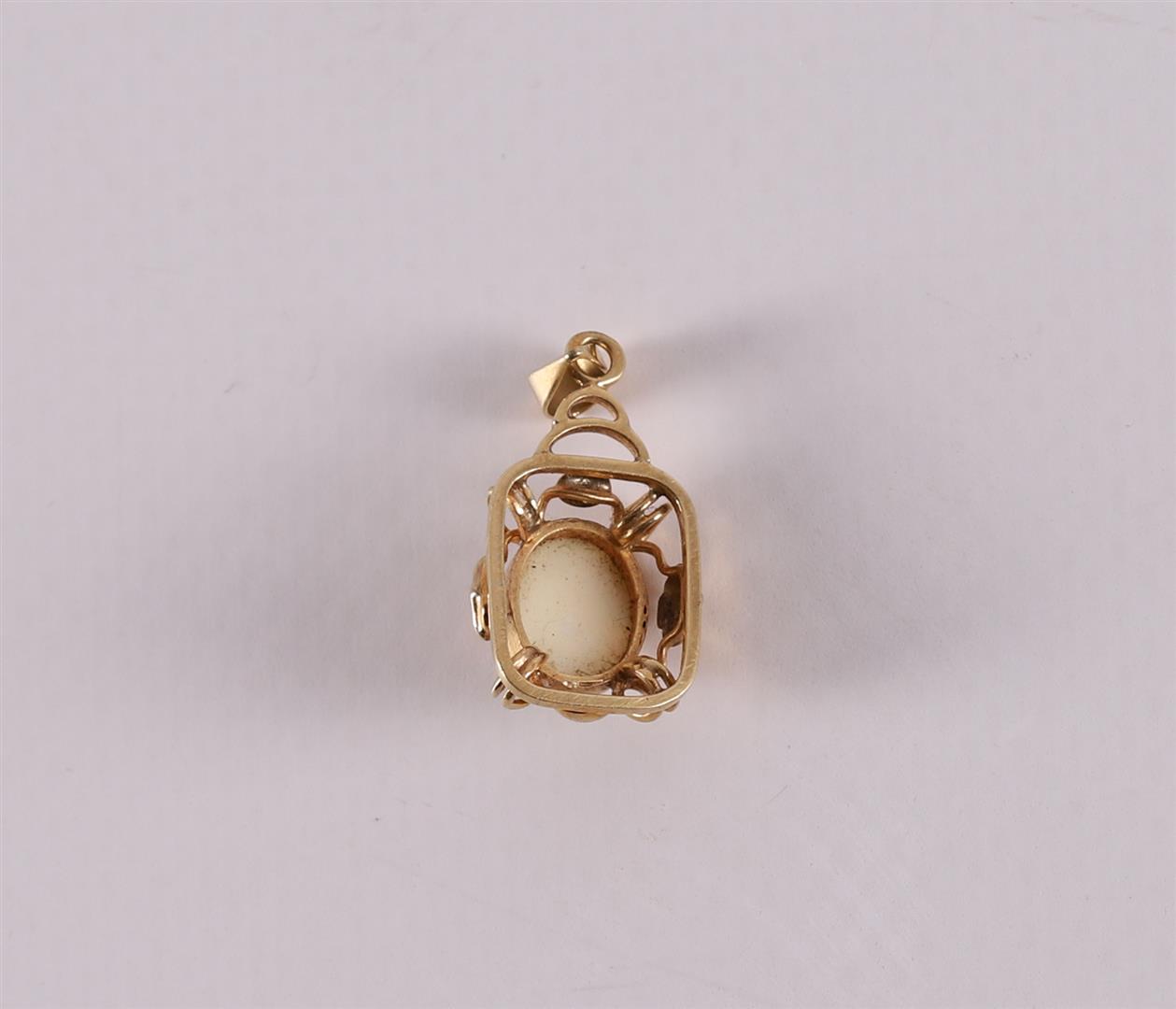 A 14 carat 585/1000 gold pendant, set with oval cabochon cut opal, gross weight 1.8 grams. - Image 2 of 2