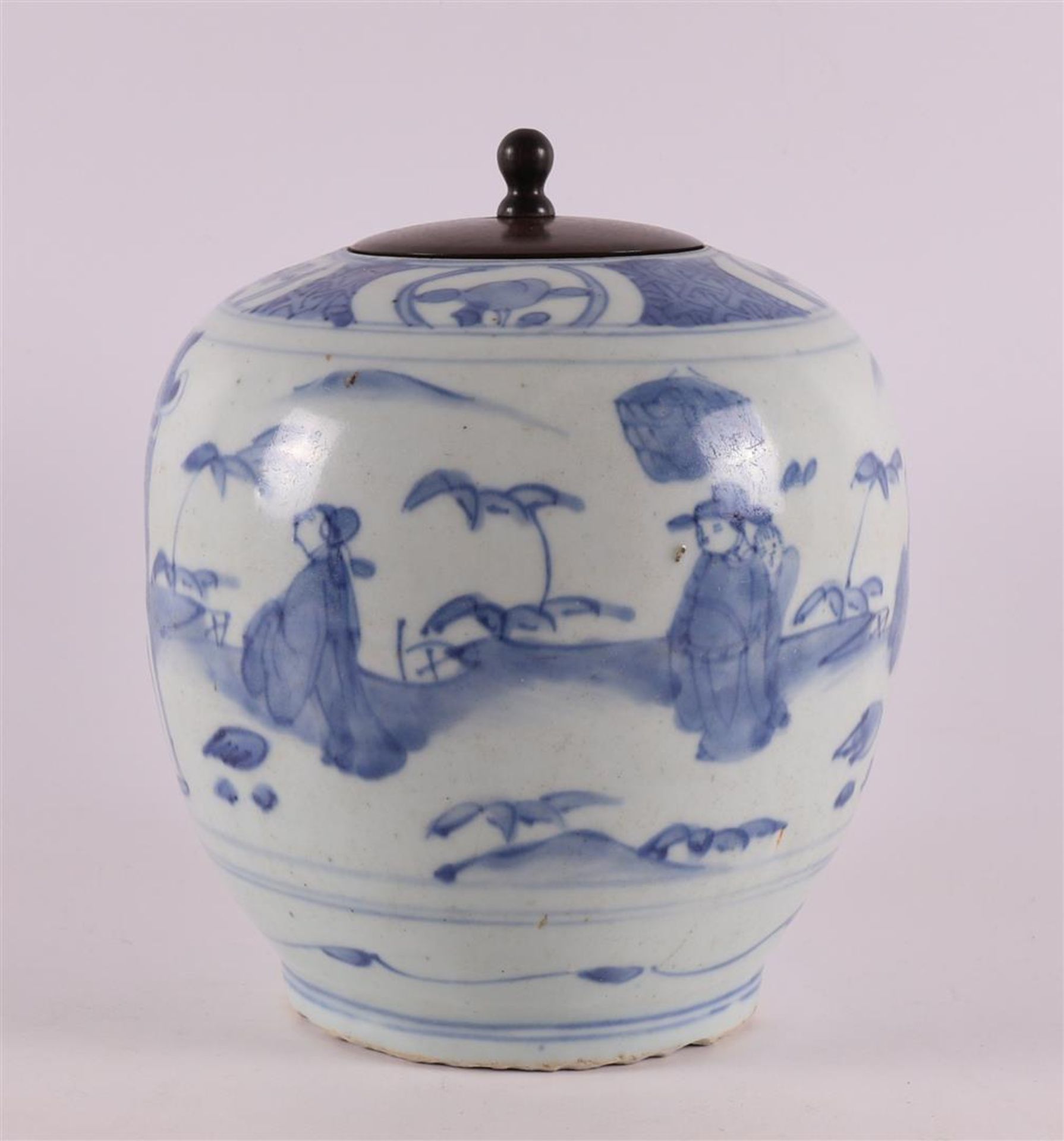 A blue and white porcelain lidded jar with wooden lid, China, Transition/Kangxi, 17th century.