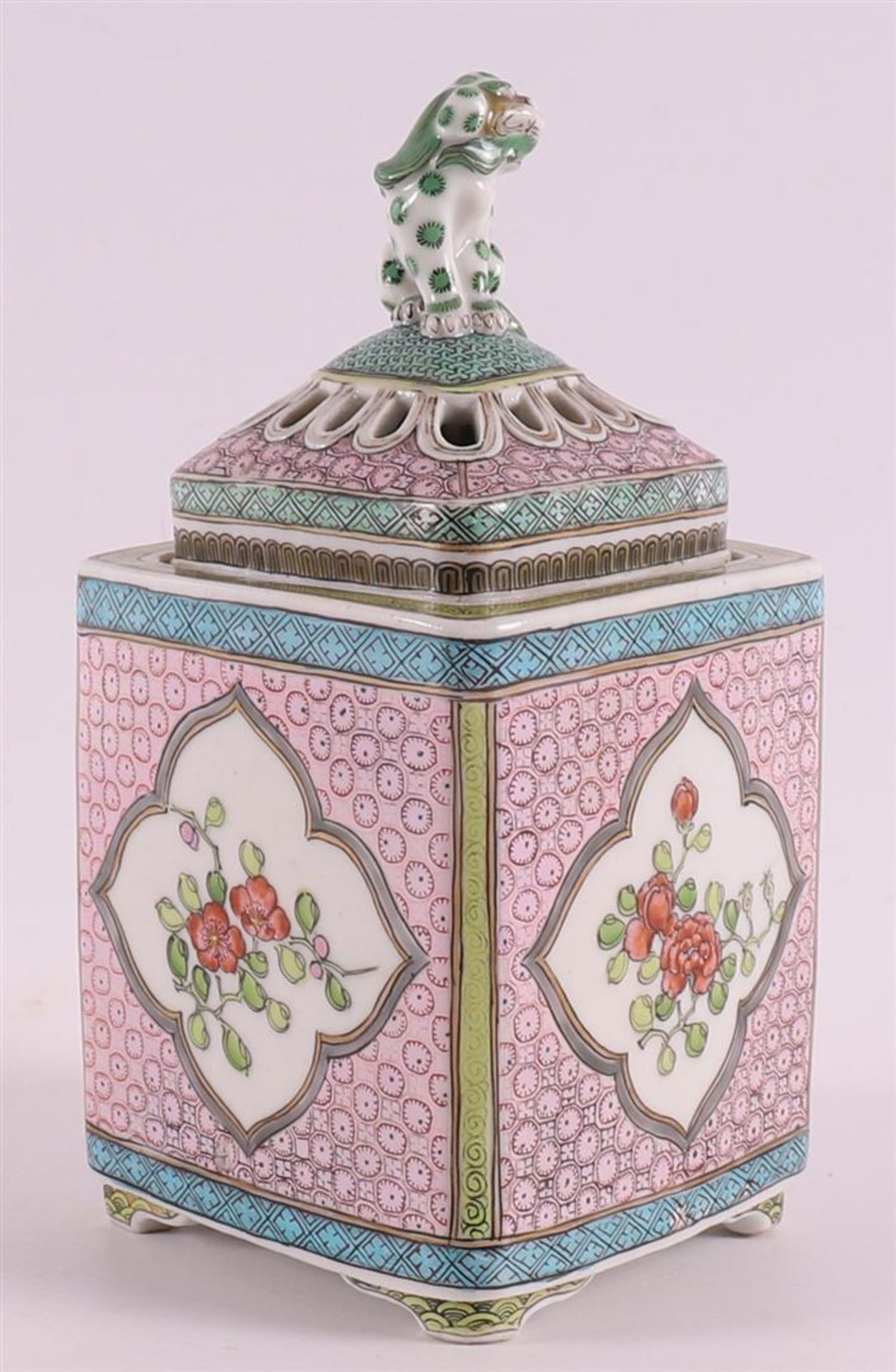 A diamond-shaped porcelain famille rose incense jar with lid, France, Samson, 19th century. Laced - Bild 6 aus 8