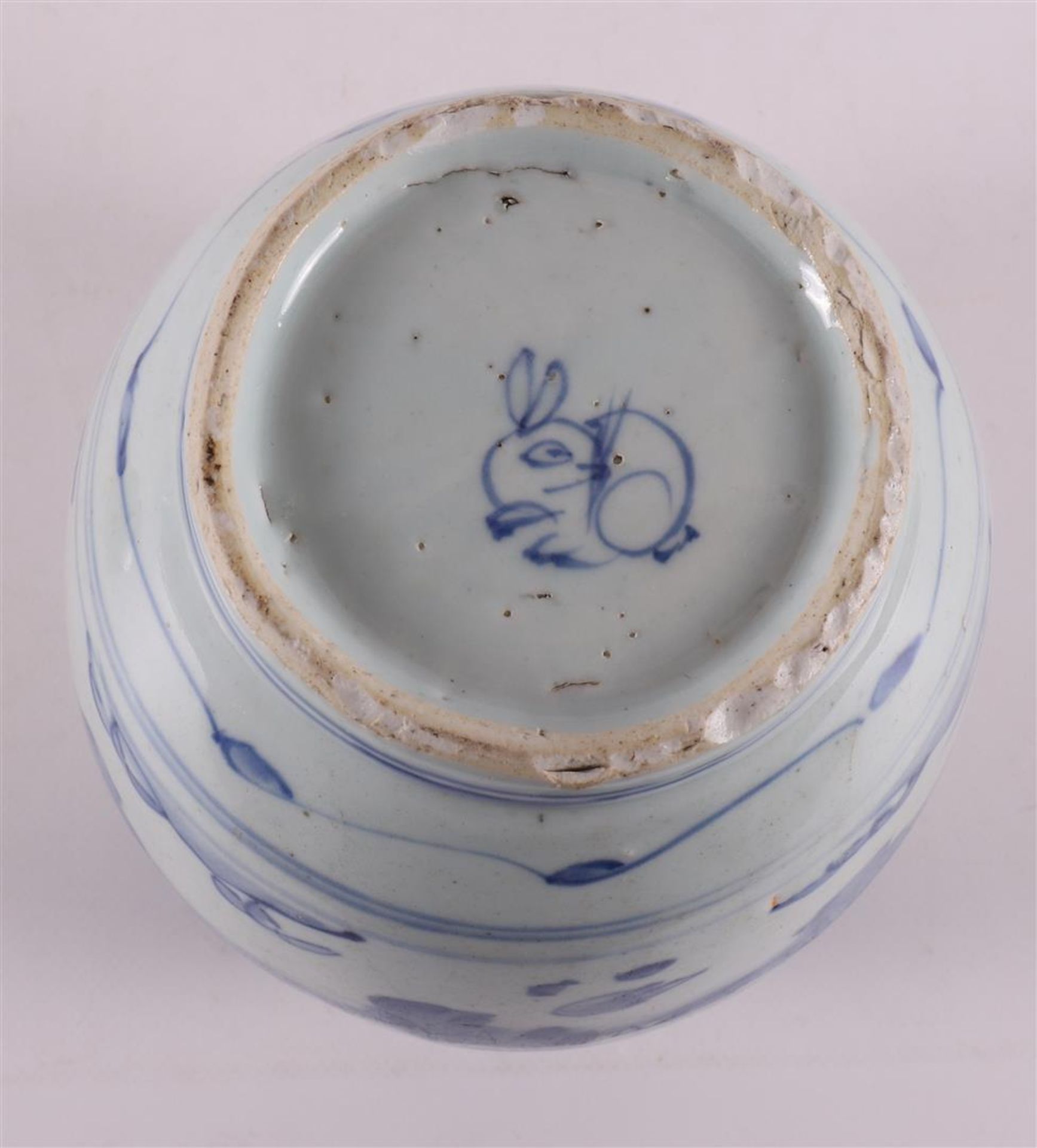 A blue and white porcelain lidded jar with wooden lid, China, Transition/Kangxi, 17th century. - Bild 6 aus 9