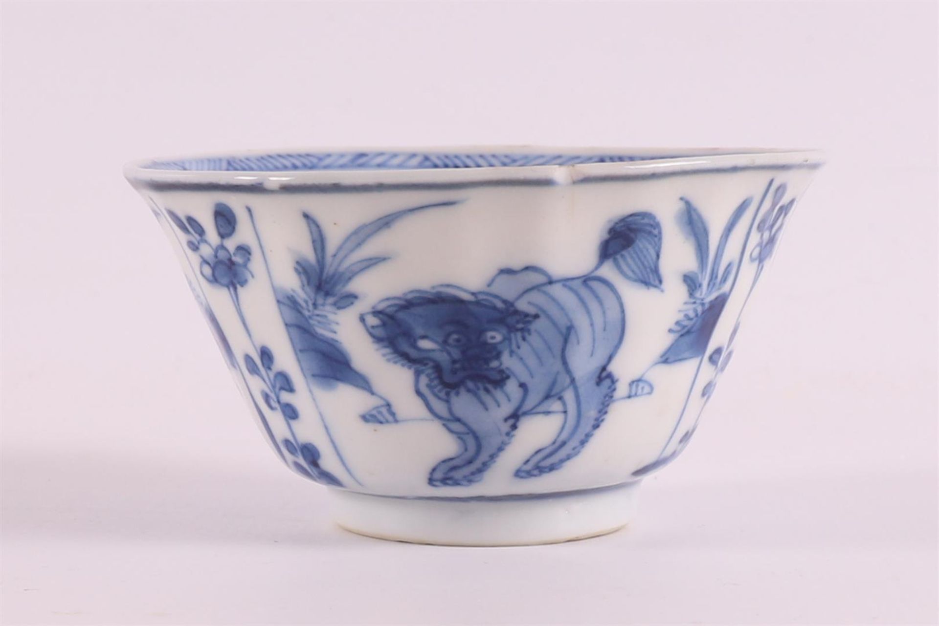 A blue/white porcelain bowl, China, Kangxi, around 1700. Blue underglaze decoration of animals in - Bild 2 aus 9