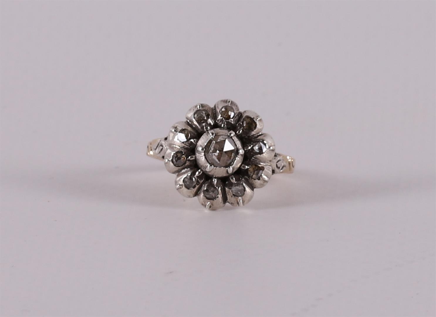 A 14 carat 585/1000 gold ring with rose cut diamonds set in silver. Ring size 17.25 mm.