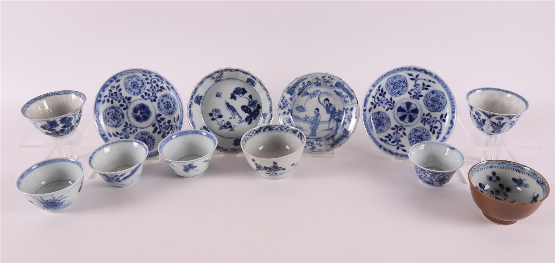 A lot of various blue/white porcelain cups and saucers, China, including 18th century, tot. 12x. (1x