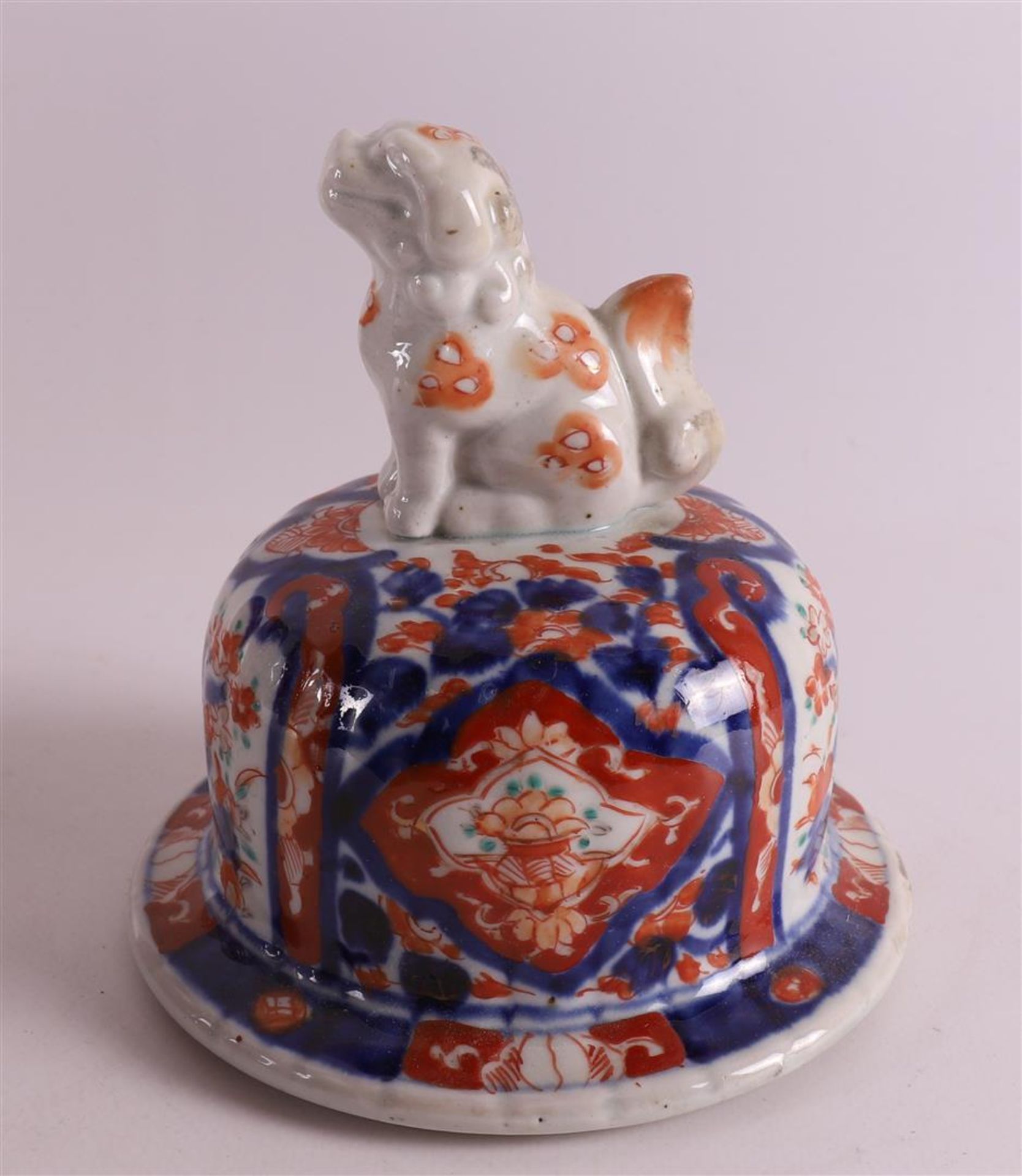 A three piece porcelain Imari garniture, Japan, Meiji, late 19th century. Consisting of: lidded vase - Bild 10 aus 13