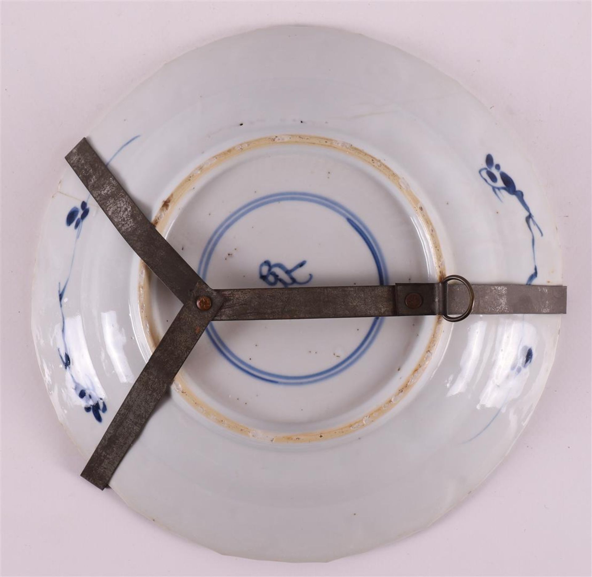 A blue and white contoured porcelain plate, China, Kangxi, around 1700. Blue underglaze lotus - Bild 7 aus 8