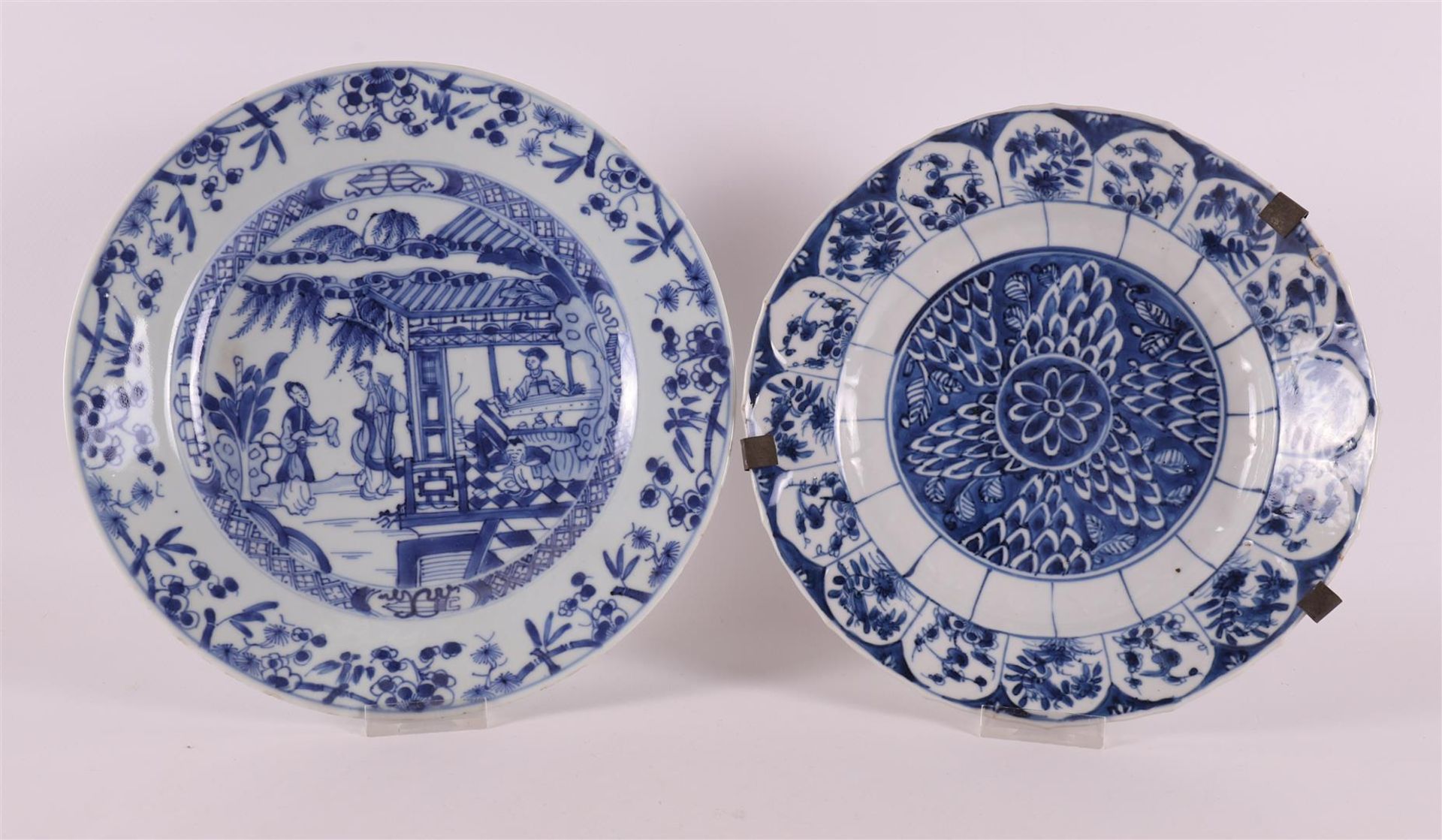 A blue and white contoured porcelain plate, China, Kangxi, around 1700. Blue underglaze lotus
