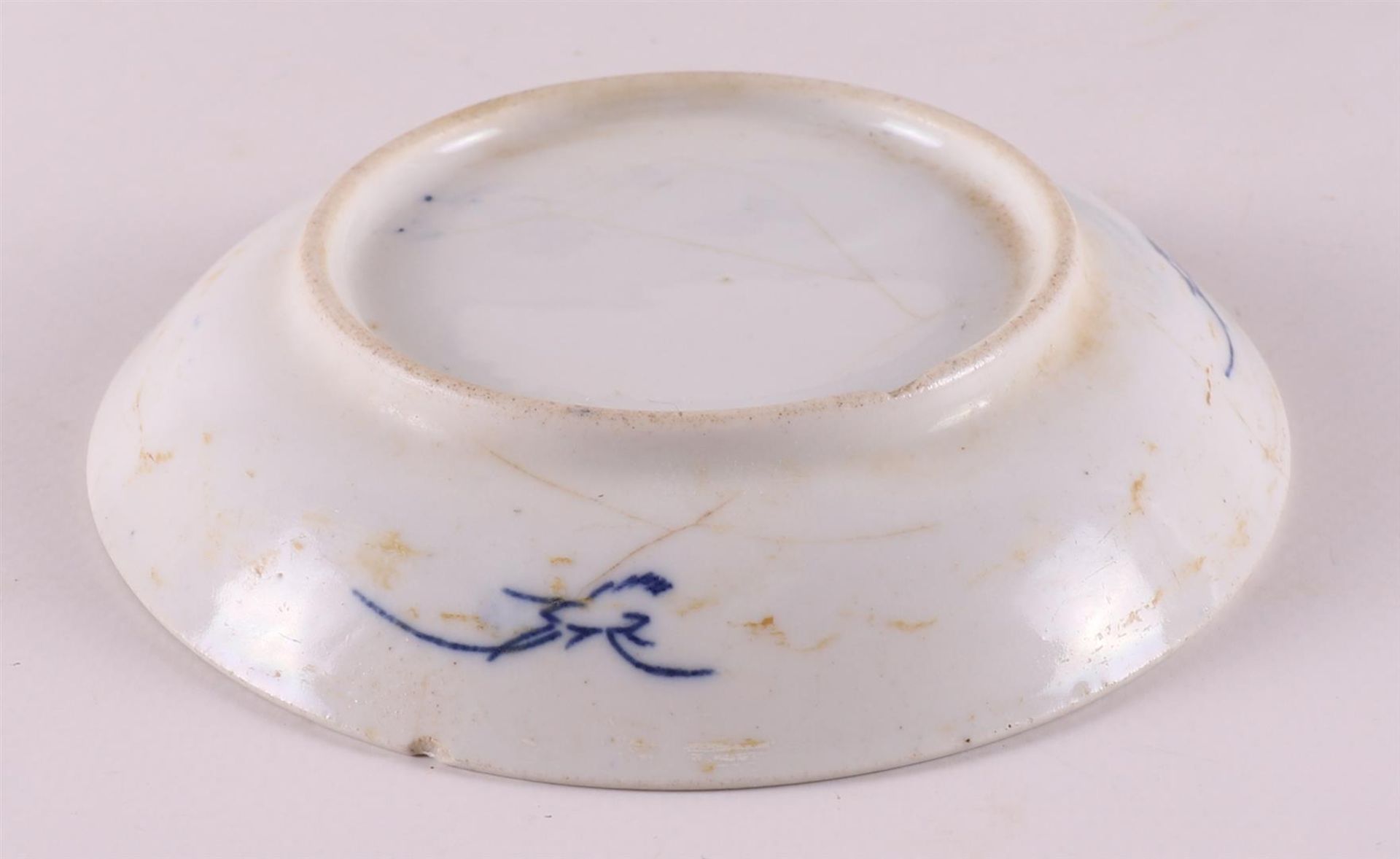 A Chinese blue and white porcelain plate, Qianlong, 18th C. Blue underglaze decoration of, among - Bild 4 aus 13